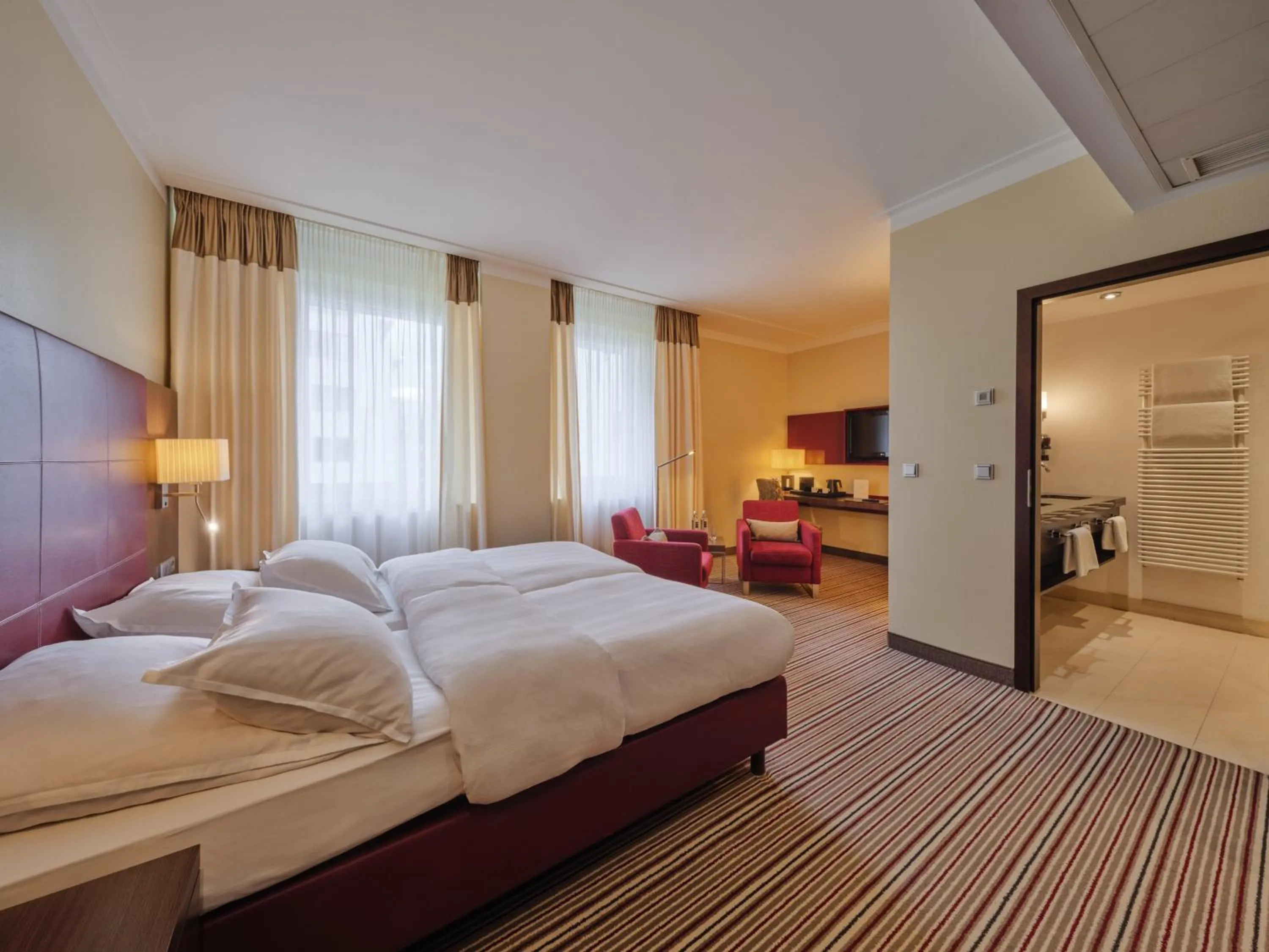 Photo of the whole room, Bed in Steigenberger Graf Zeppelin