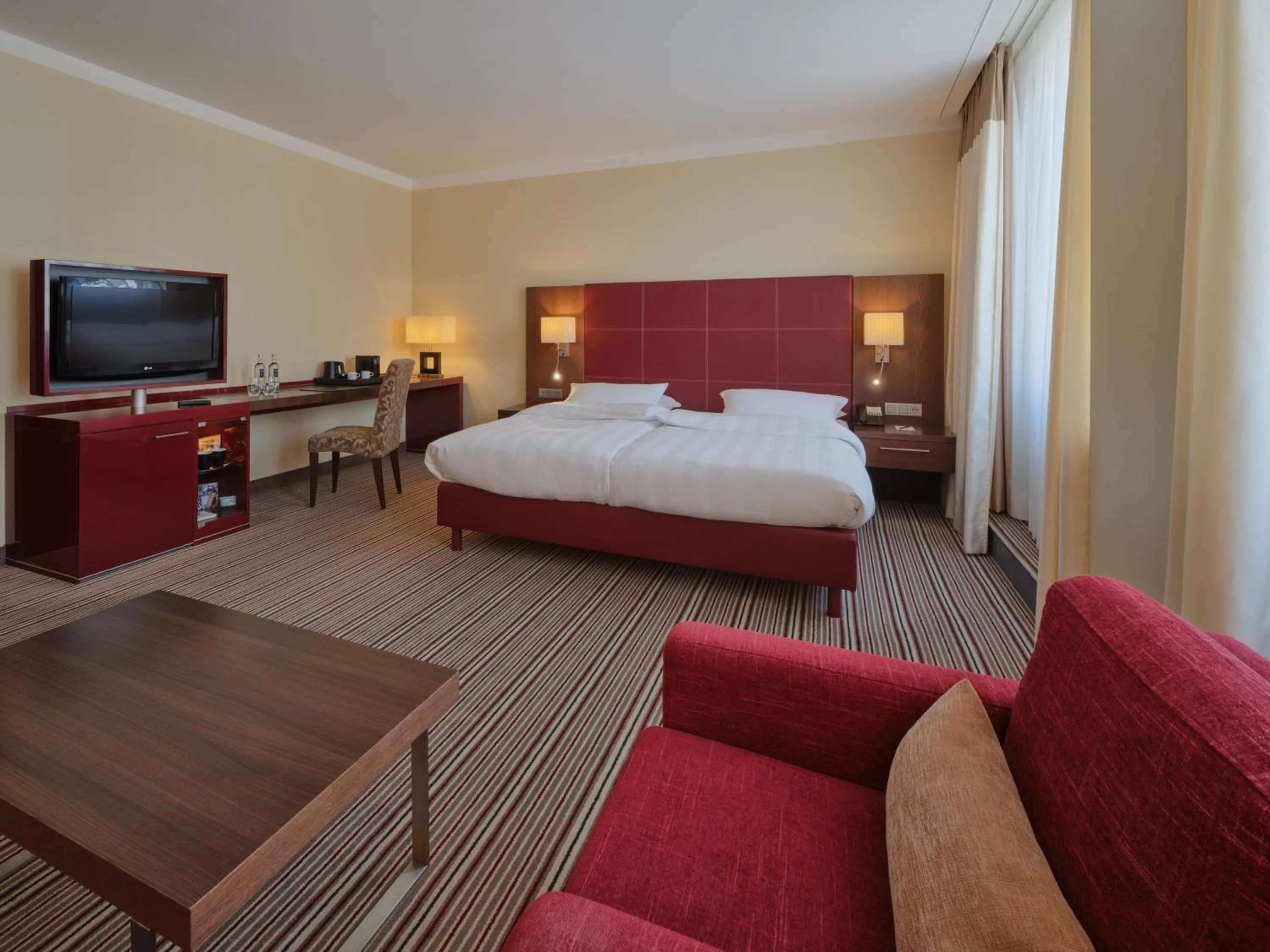 Photo of the whole room, Bed in Steigenberger Graf Zeppelin