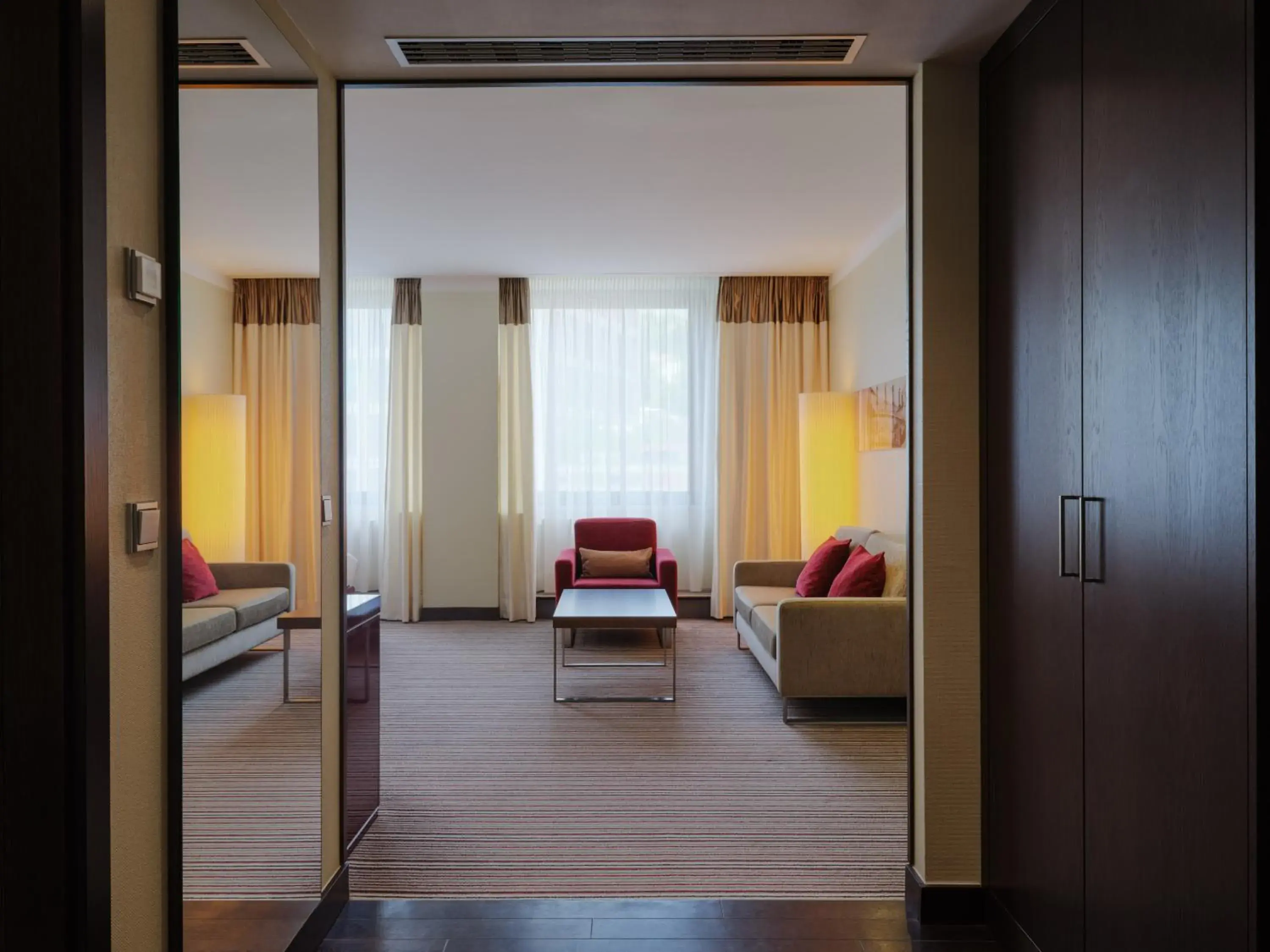 Photo of the whole room, Bed in Steigenberger Graf Zeppelin Photo of the whole room, Bed in Steigenberger Graf Zeppelin