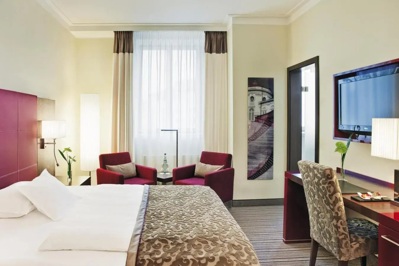 Photo of the whole room, Bed in Steigenberger Graf Zeppelin Photo of the whole room, Bed in Steigenberger Graf Zeppelin