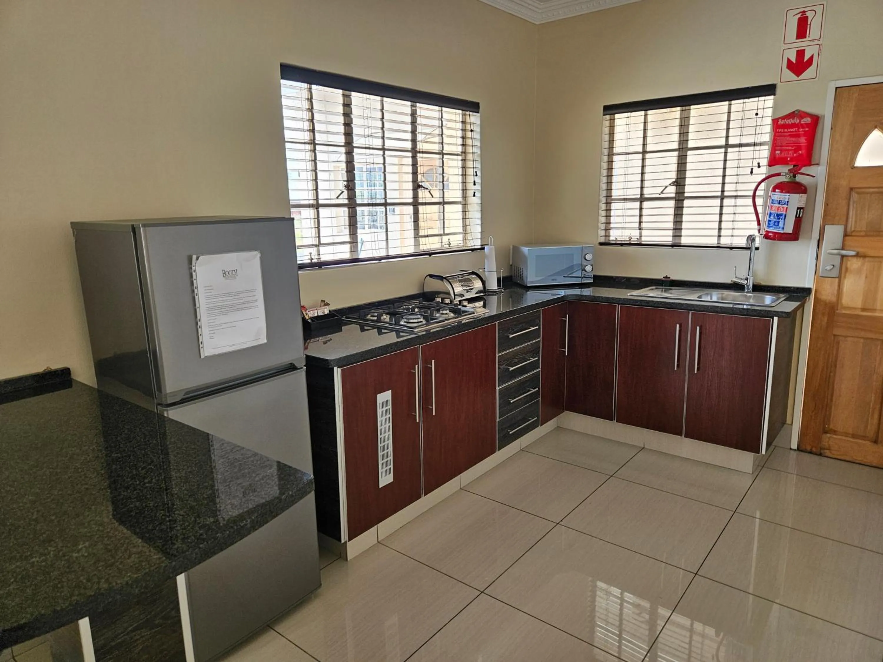 Kitchen or kitchenette in Booth Suite Hotel Mafikeng