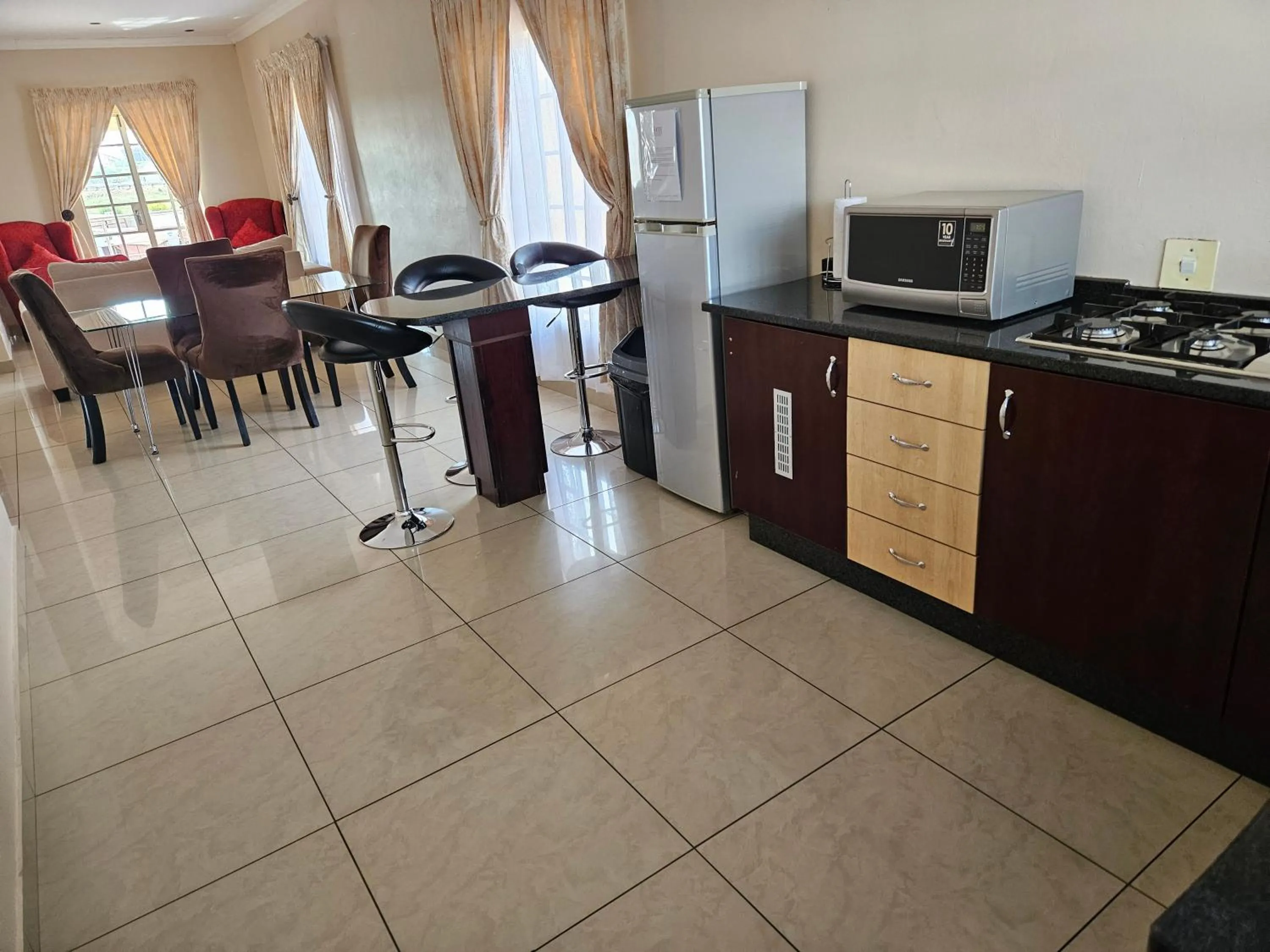 Kitchen or kitchenette in Booth Suite Hotel Mafikeng