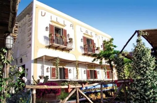 Facade/entrance in Villa Laetitia