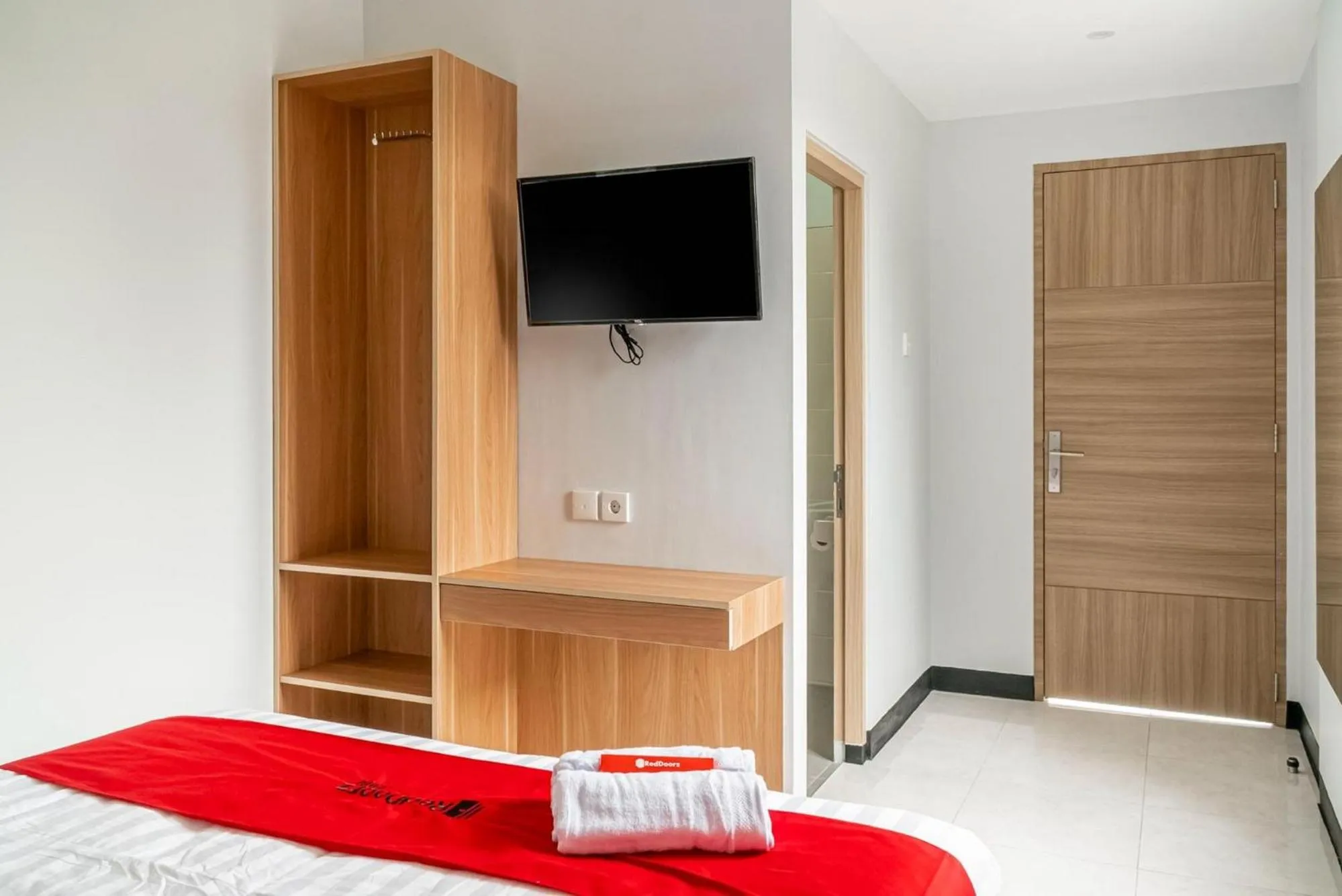 Bed in RedDoorz near Puri Indah Lippo Mall 2
