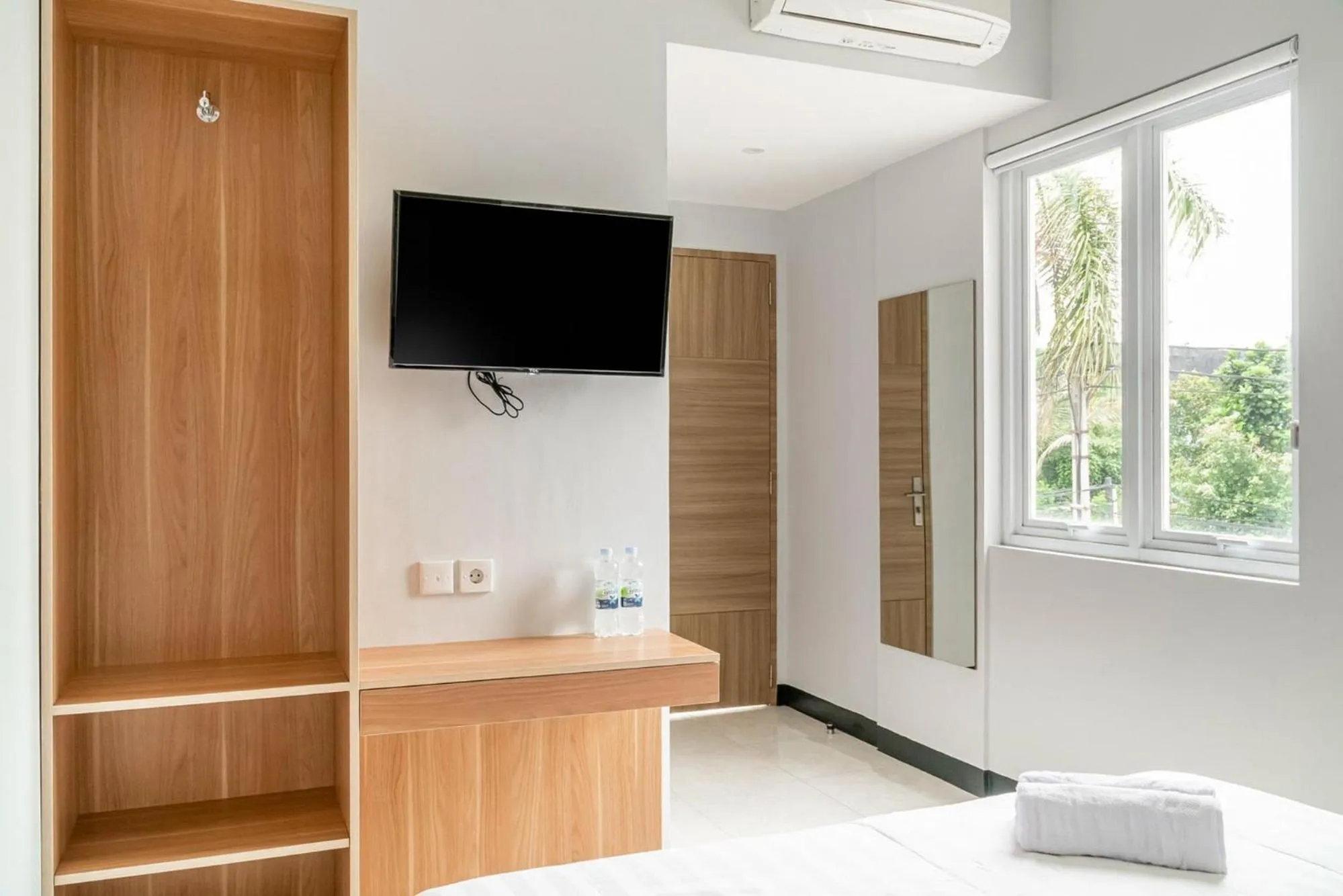 Bed in RedDoorz near Puri Indah Lippo Mall 2