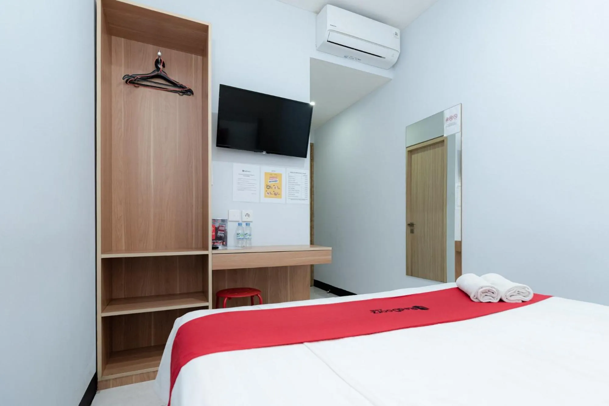 Bed in RedDoorz near Puri Indah Lippo Mall 2