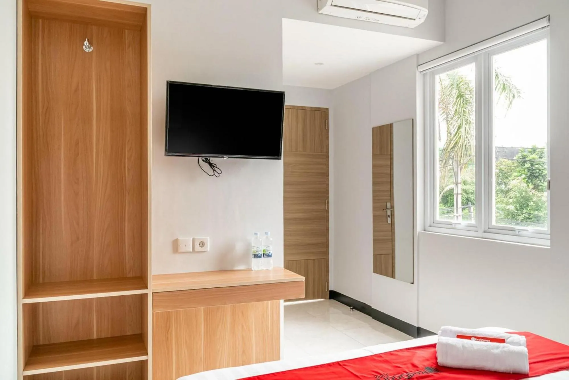 Bed in RedDoorz near Puri Indah Lippo Mall 2