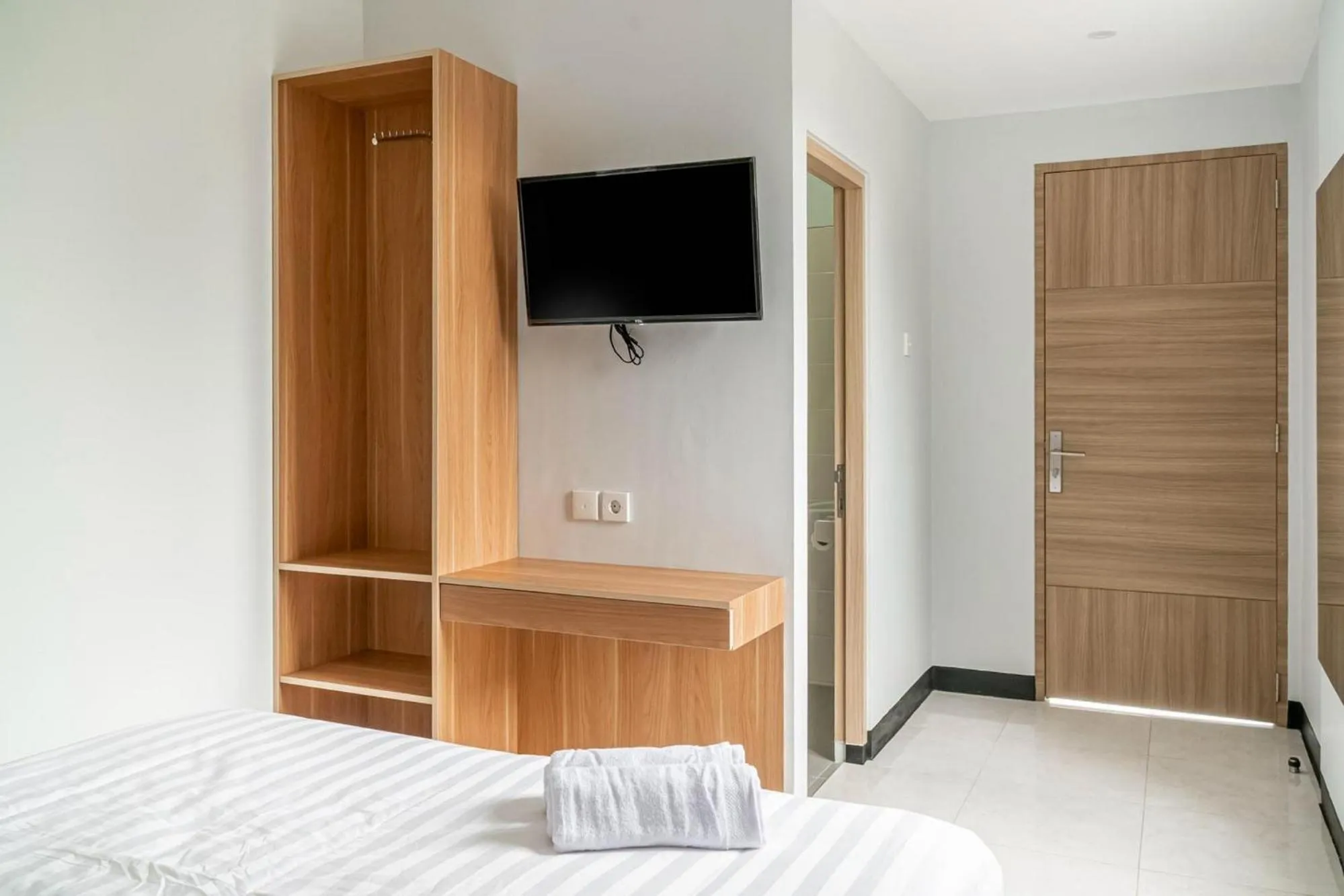 Bed in RedDoorz near Puri Indah Lippo Mall 2