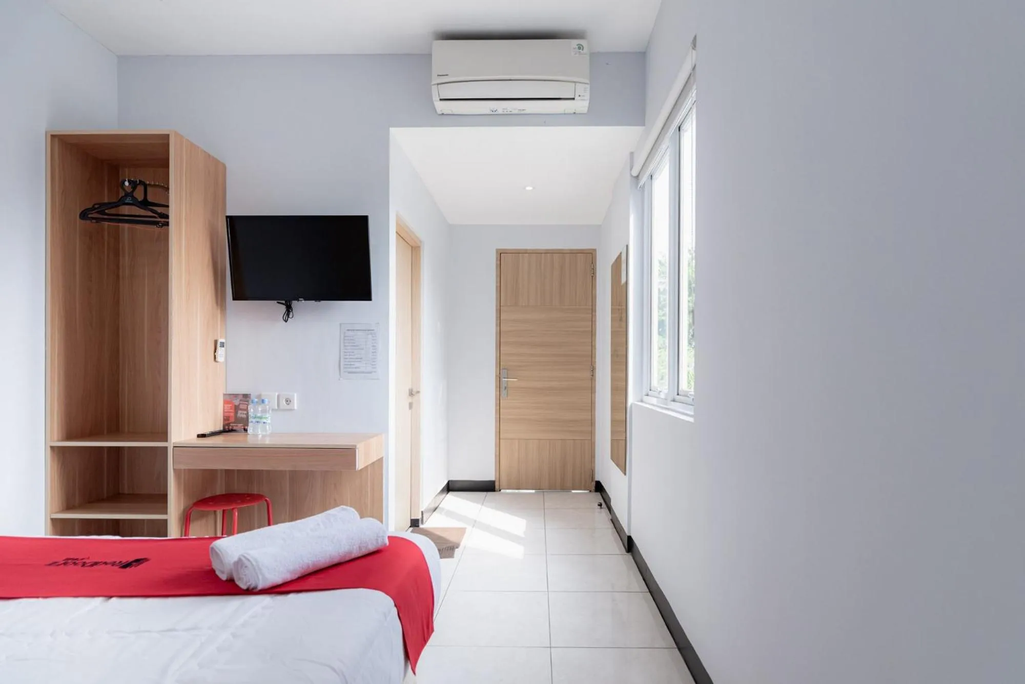 Bed in RedDoorz near Puri Indah Lippo Mall 2