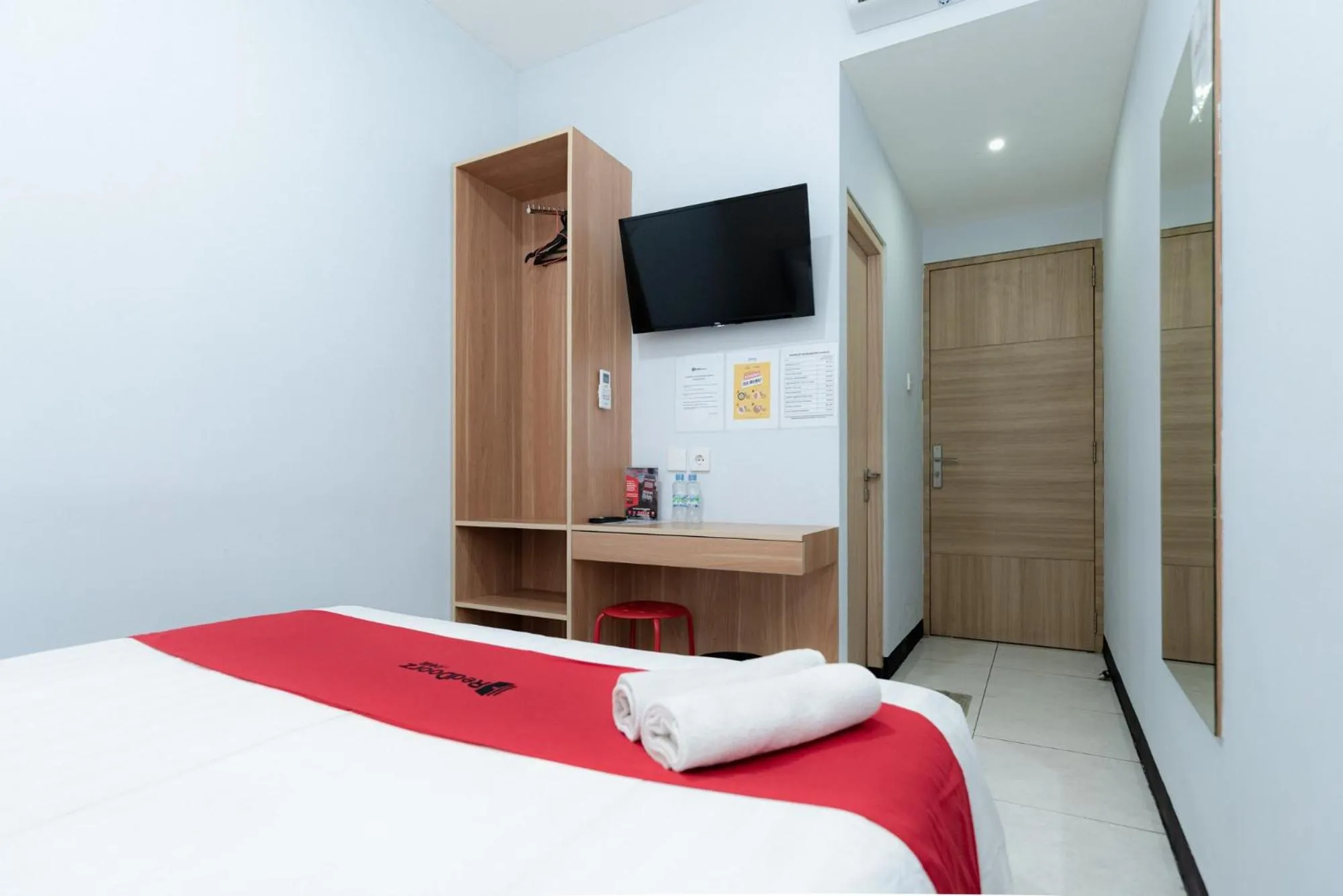 Bed in RedDoorz near Puri Indah Lippo Mall 2