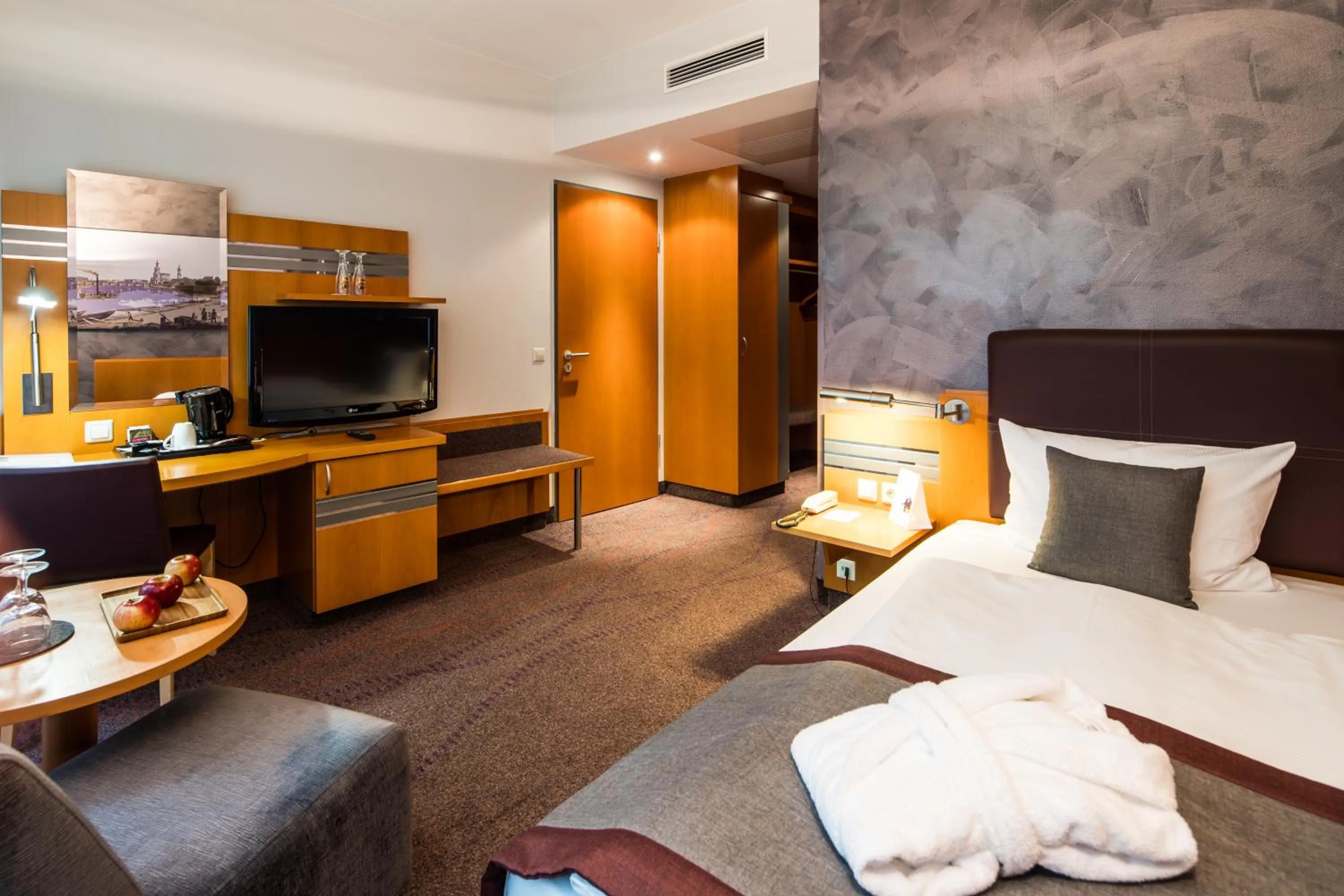 Photo of the whole room, Bed in Ramada by Wyndham Dresden