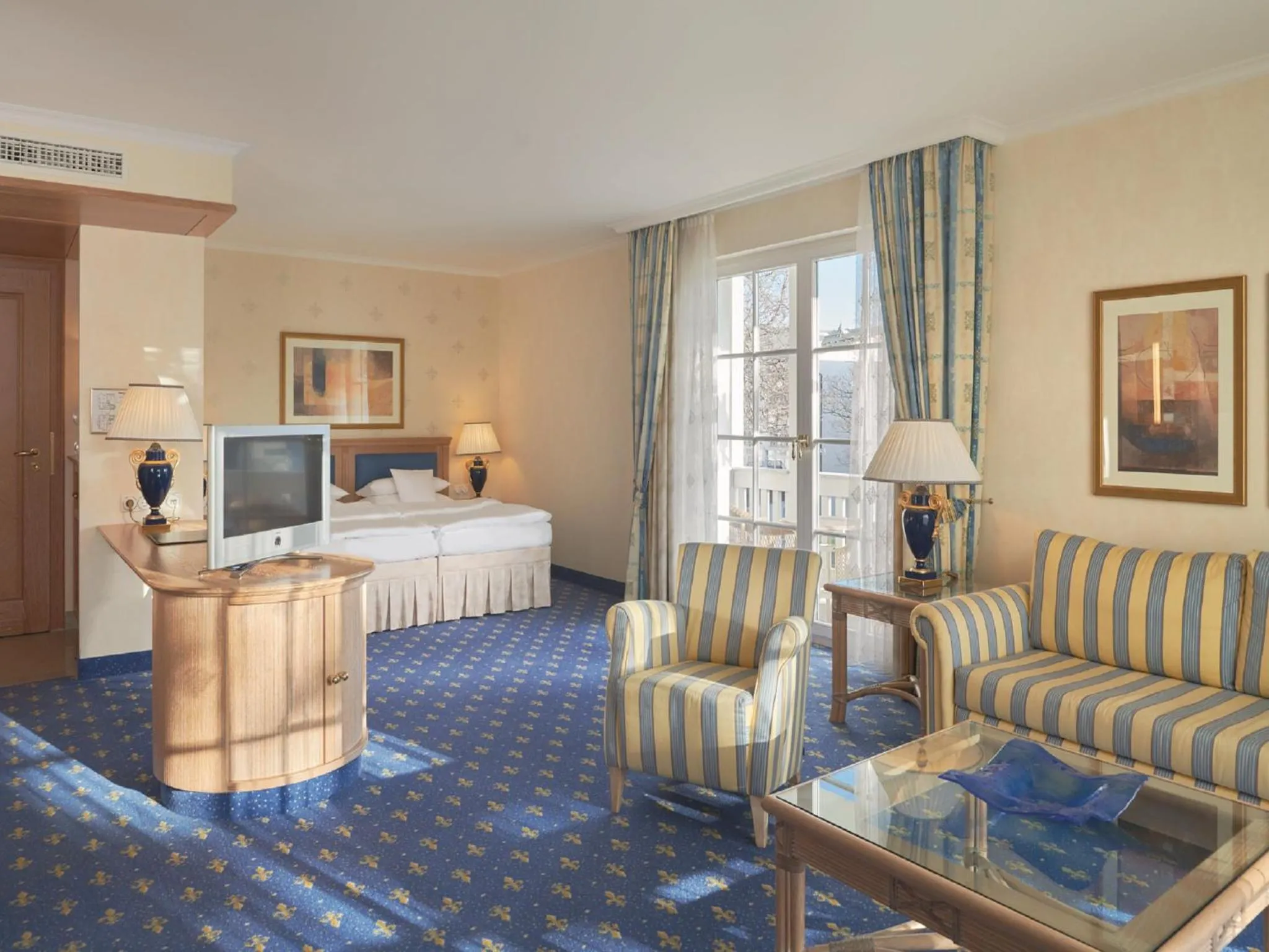 Seating area, Bed in A-ROSA Kurhaus Binz