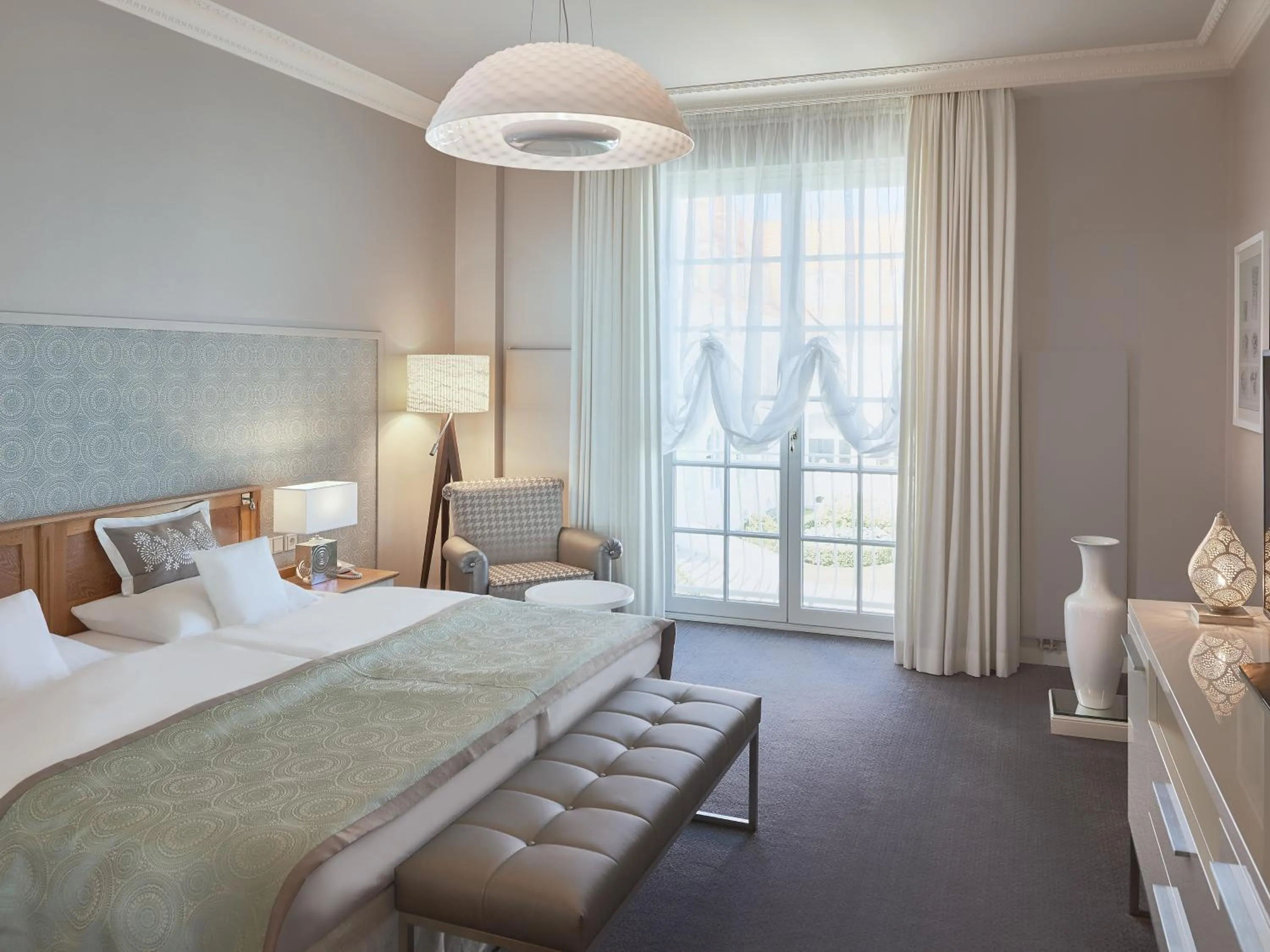 Photo of the whole room, Bed in A-ROSA Kurhaus Binz