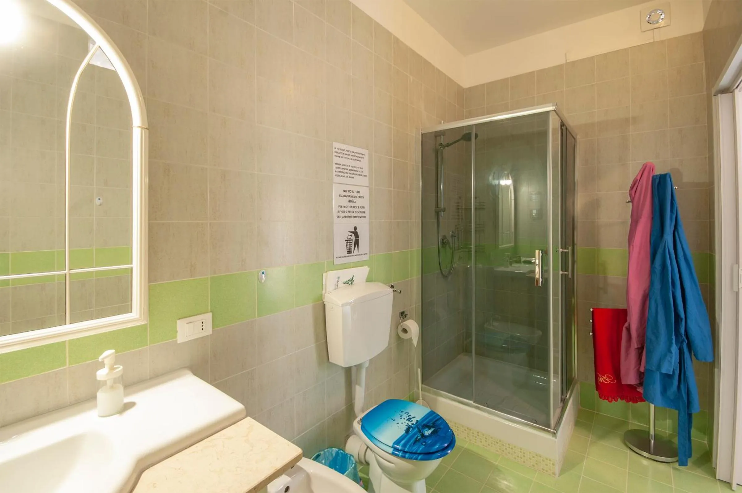 Bathroom in Anna e Augusto B&B --Embrace the world--4-minute walk from the Old Town丨Authentic local experience丨English-speaking staff and Wi-Fi - free shuttle to the station