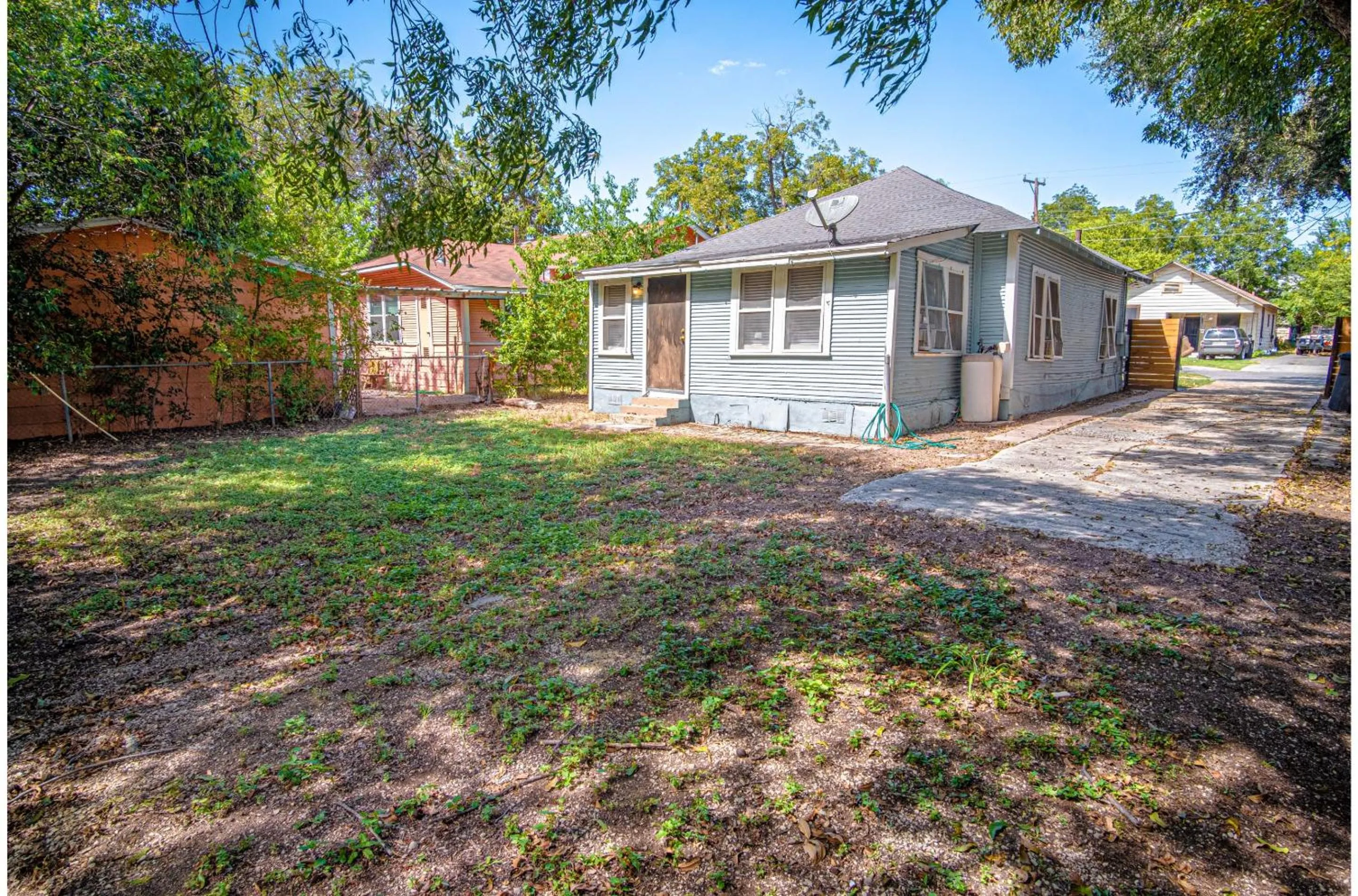 Parking in Brand New Listing! Cozy Historic House 5min*DT