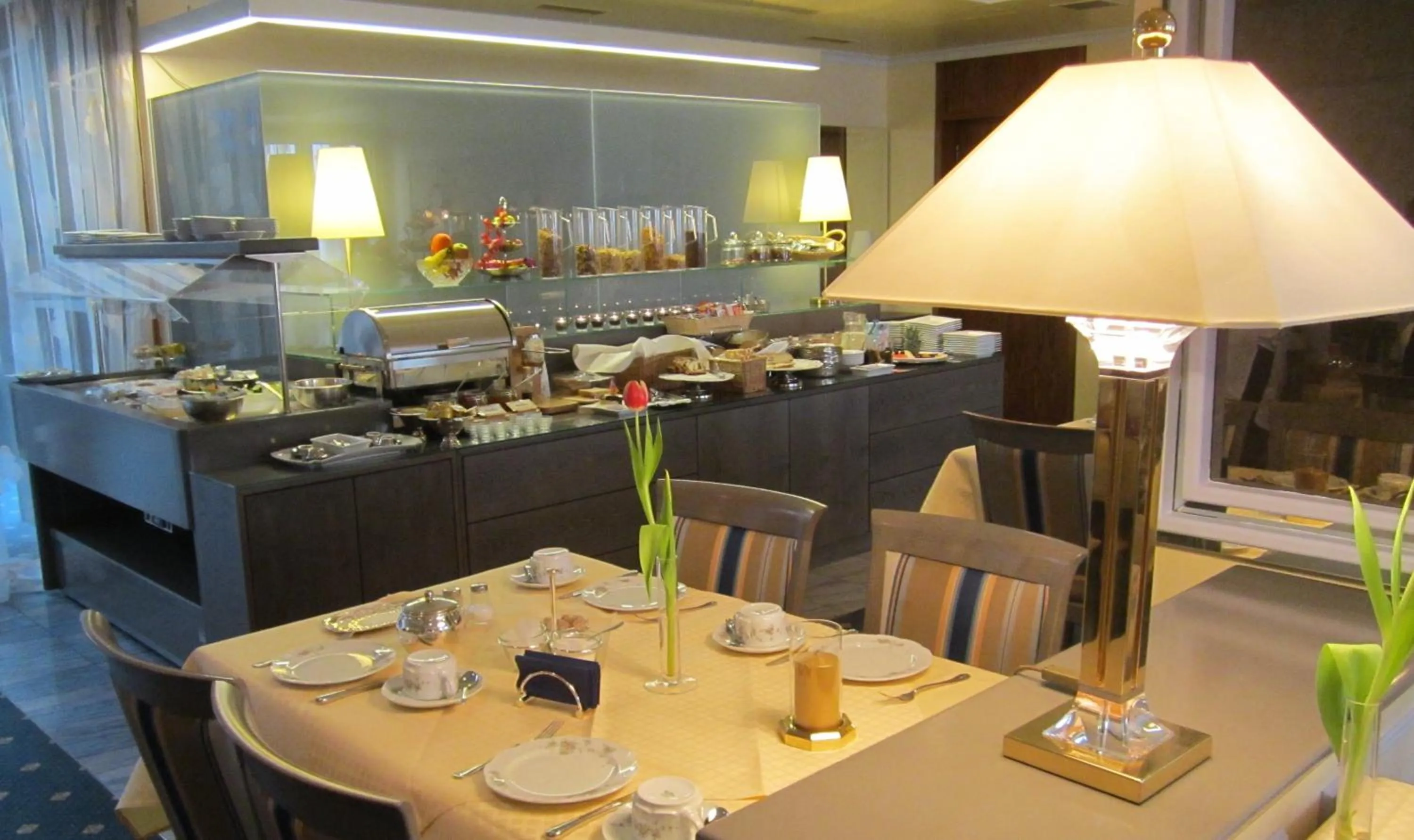 Restaurant/places to eat in Central Hotel