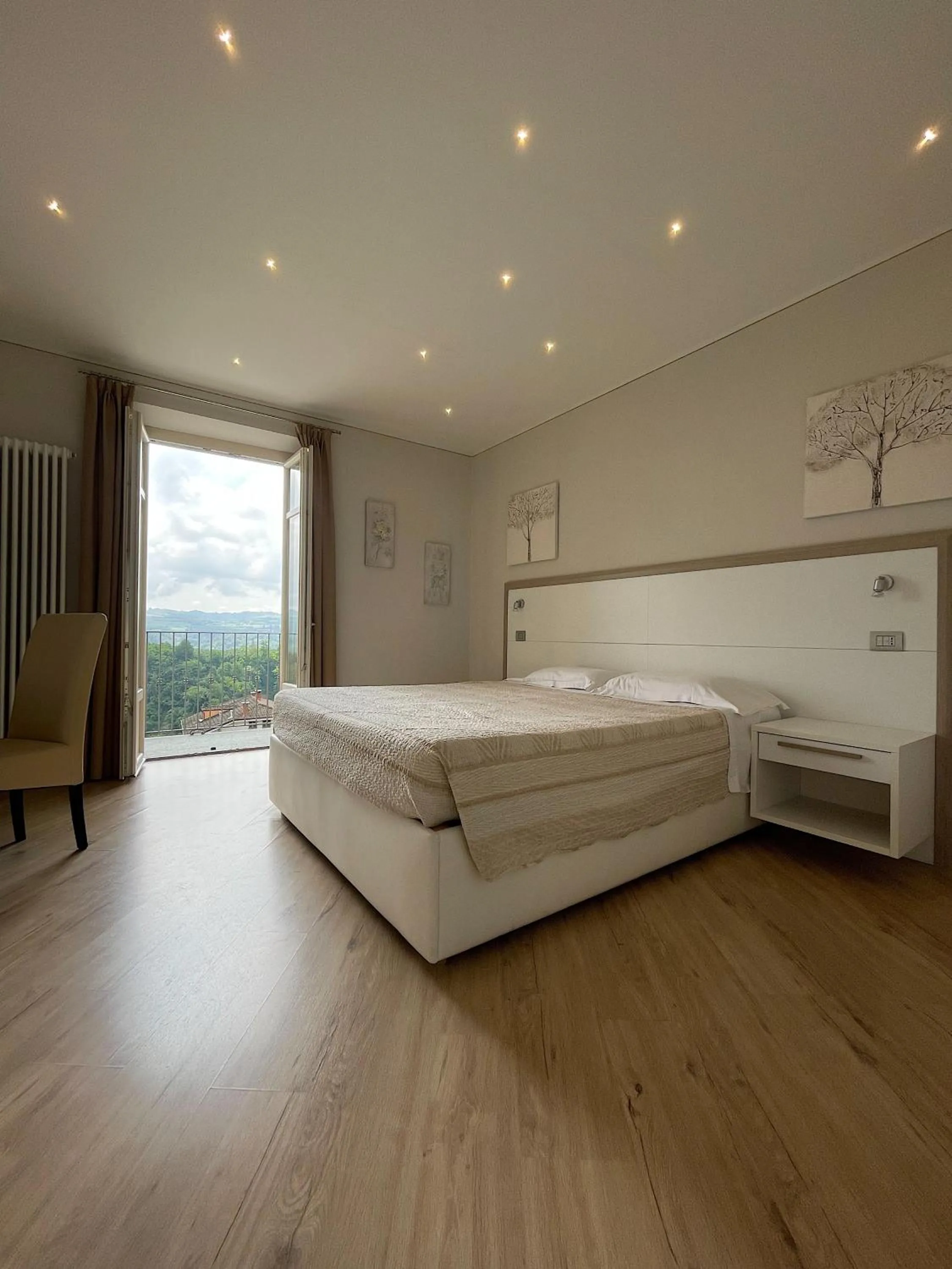 Photo of the whole room, Bed in La Rocca
