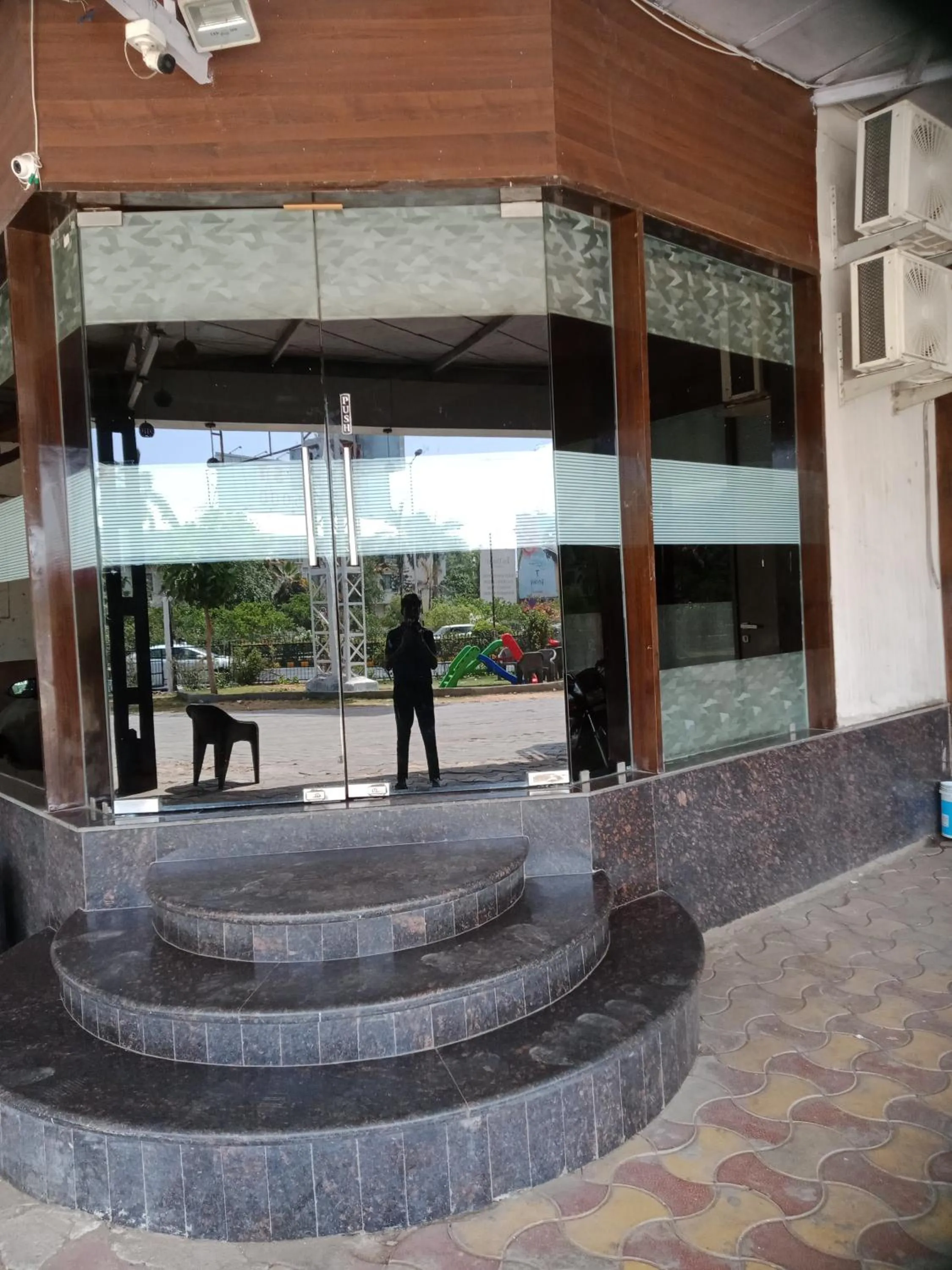 Facade/entrance in HOTEL AIRPORT INN ONE