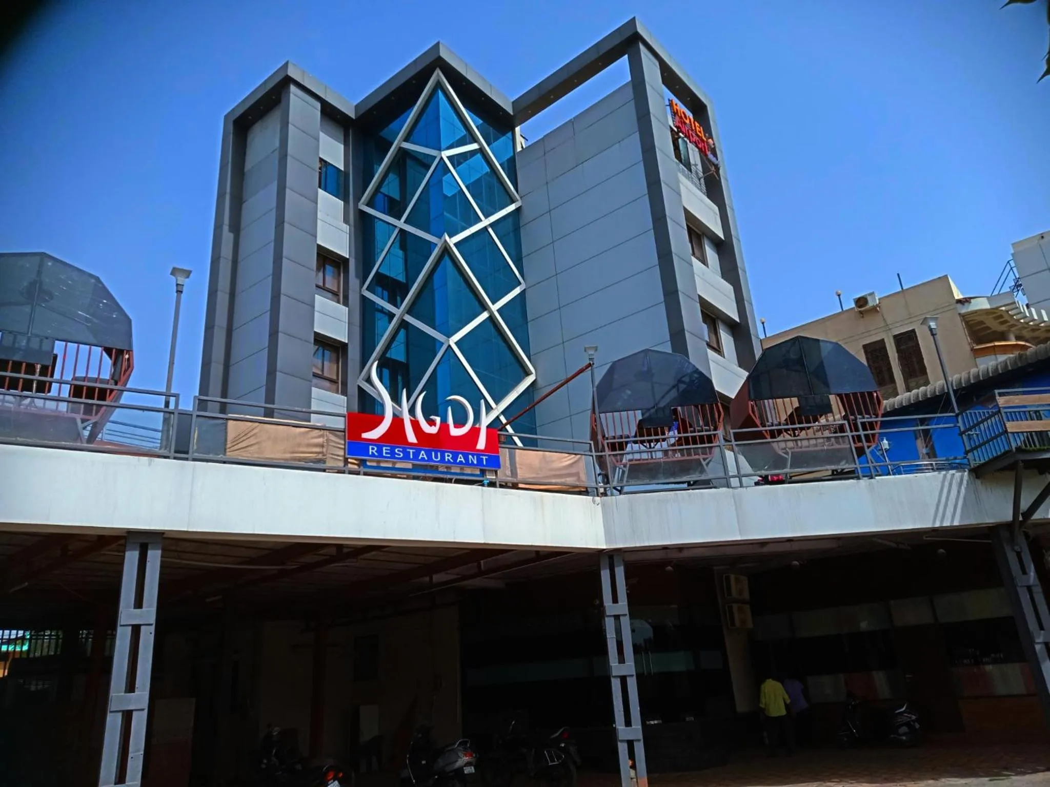 Property building in HOTEL AIRPORT INN ONE