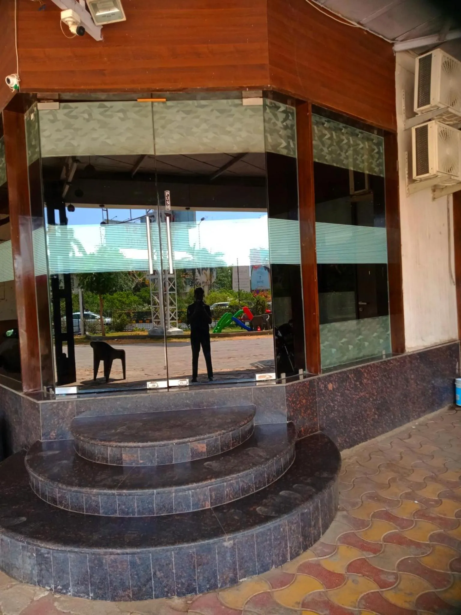 Facade/entrance in HOTEL AIRPORT INN ONE