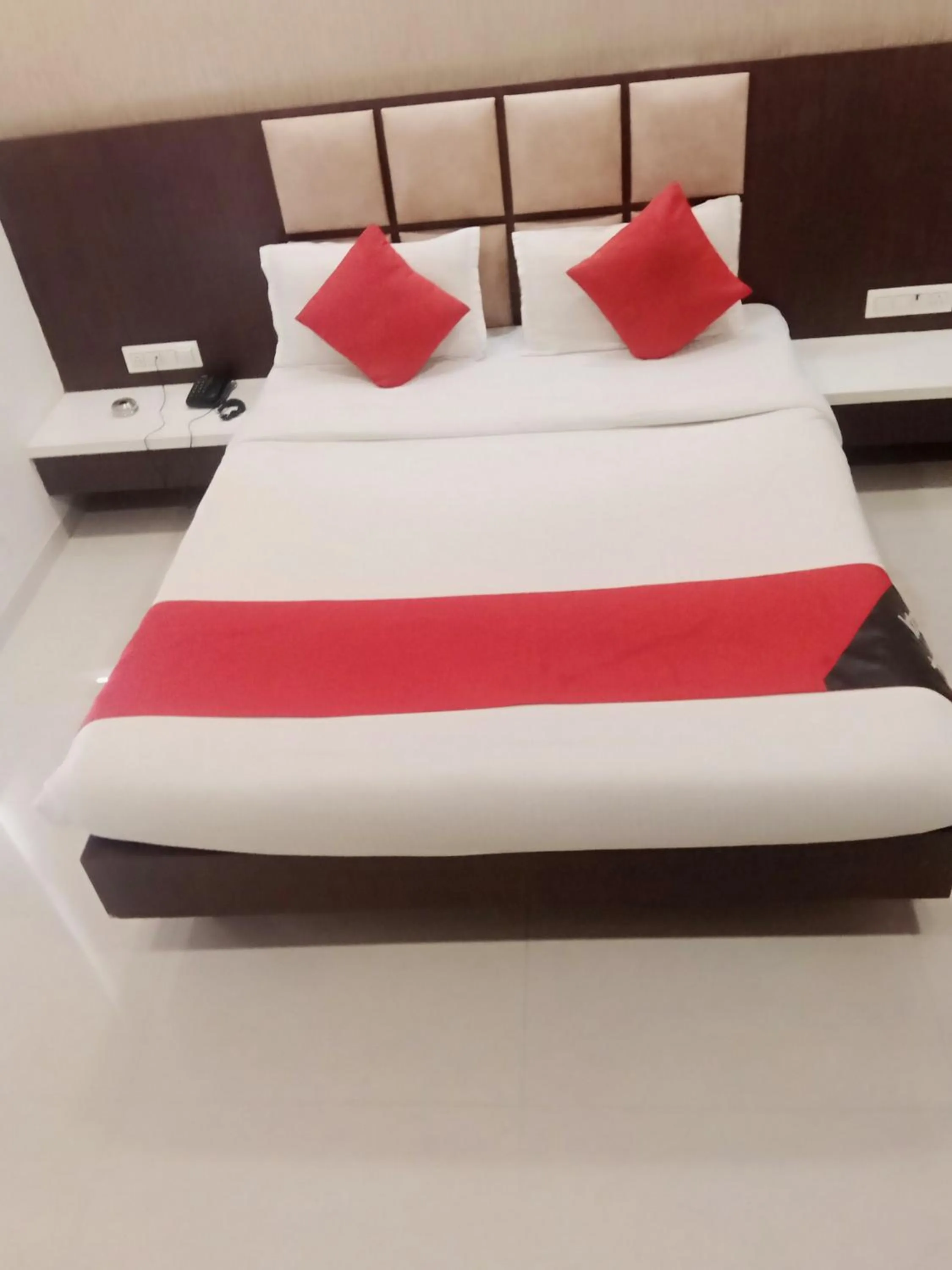 Bed in HOTEL AIRPORT INN ONE