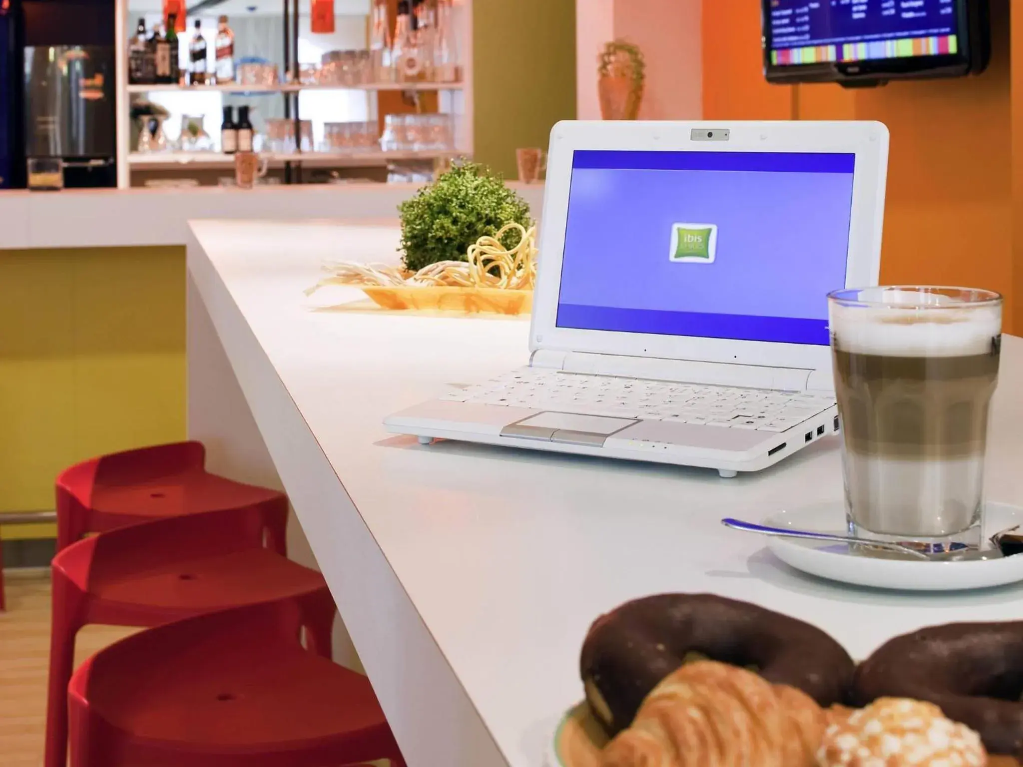 Lounge or bar in ibis Styles Duesseldorf-Neuss Lounge or bar in ibis Styles Duesseldorf-Neuss