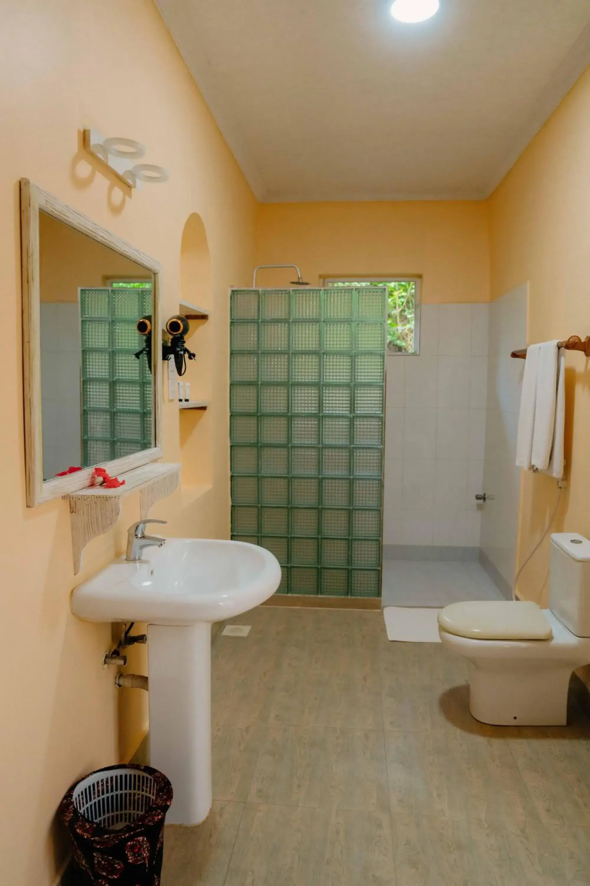 Bathroom in Pearl Beach by Sansi Bathroom in Pearl Beach by Sansi