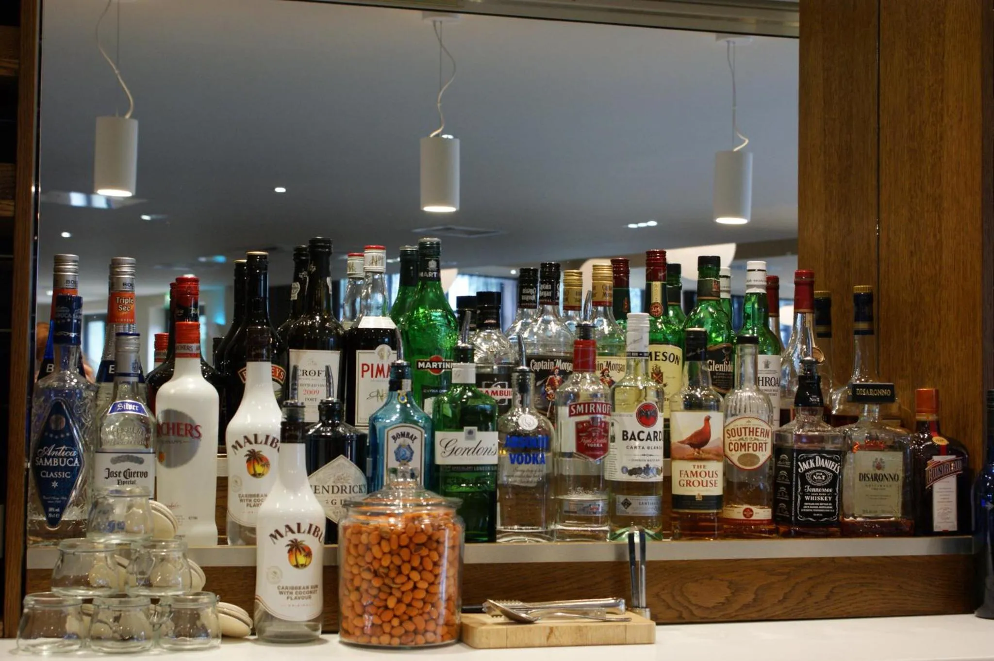 Lounge or bar in Holiday Inn Huntingdon Racecourse by IHG