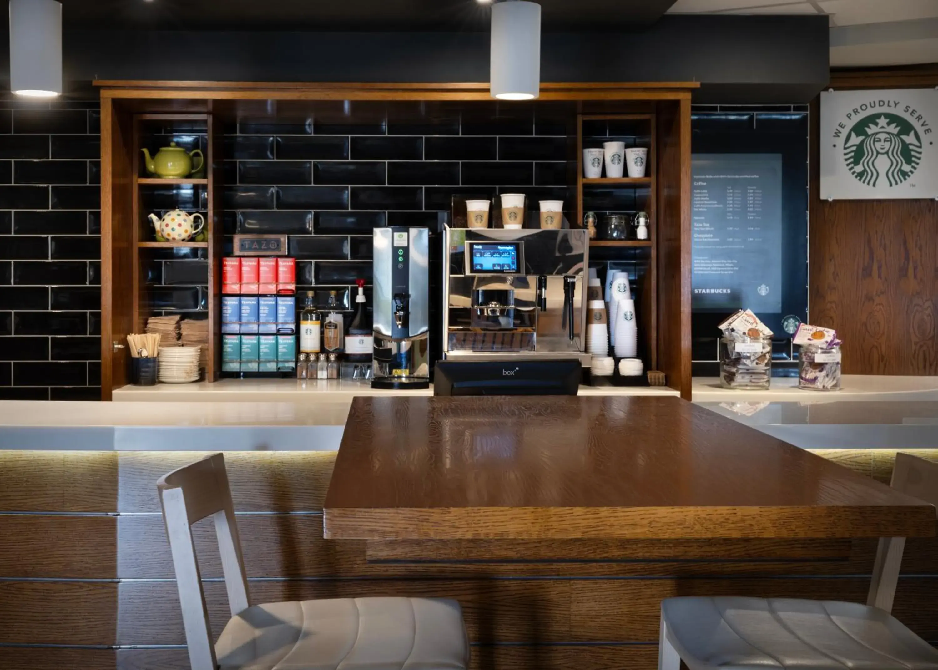 Lounge or bar in Holiday Inn Huntingdon Racecourse by IHG Lounge or bar in Holiday Inn Huntingdon Racecourse by IHG