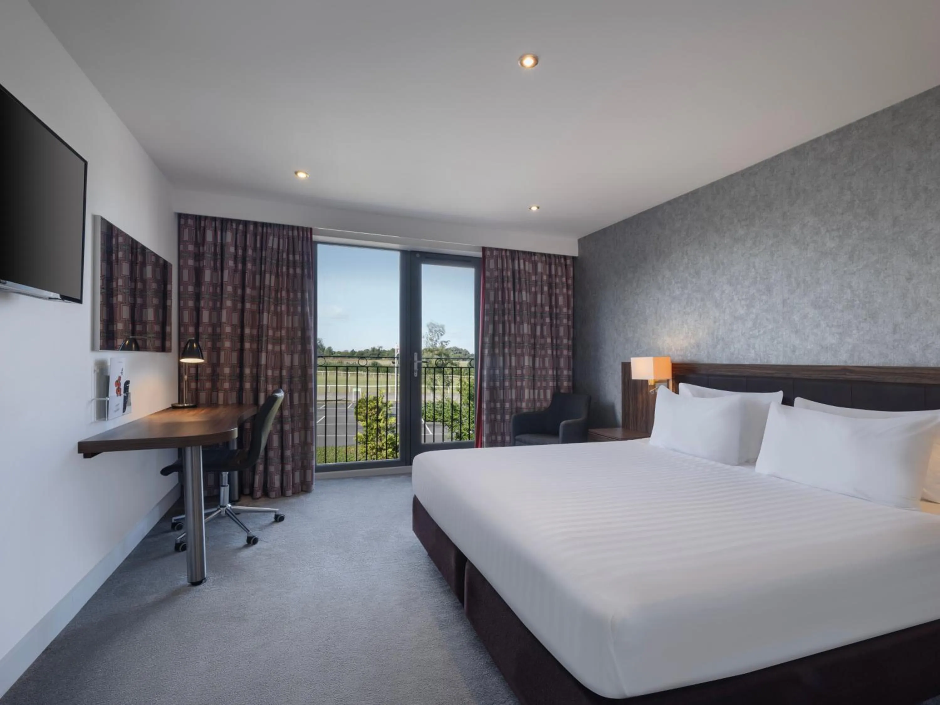 Photo of the whole room, Bed in Holiday Inn Huntingdon Racecourse by IHG