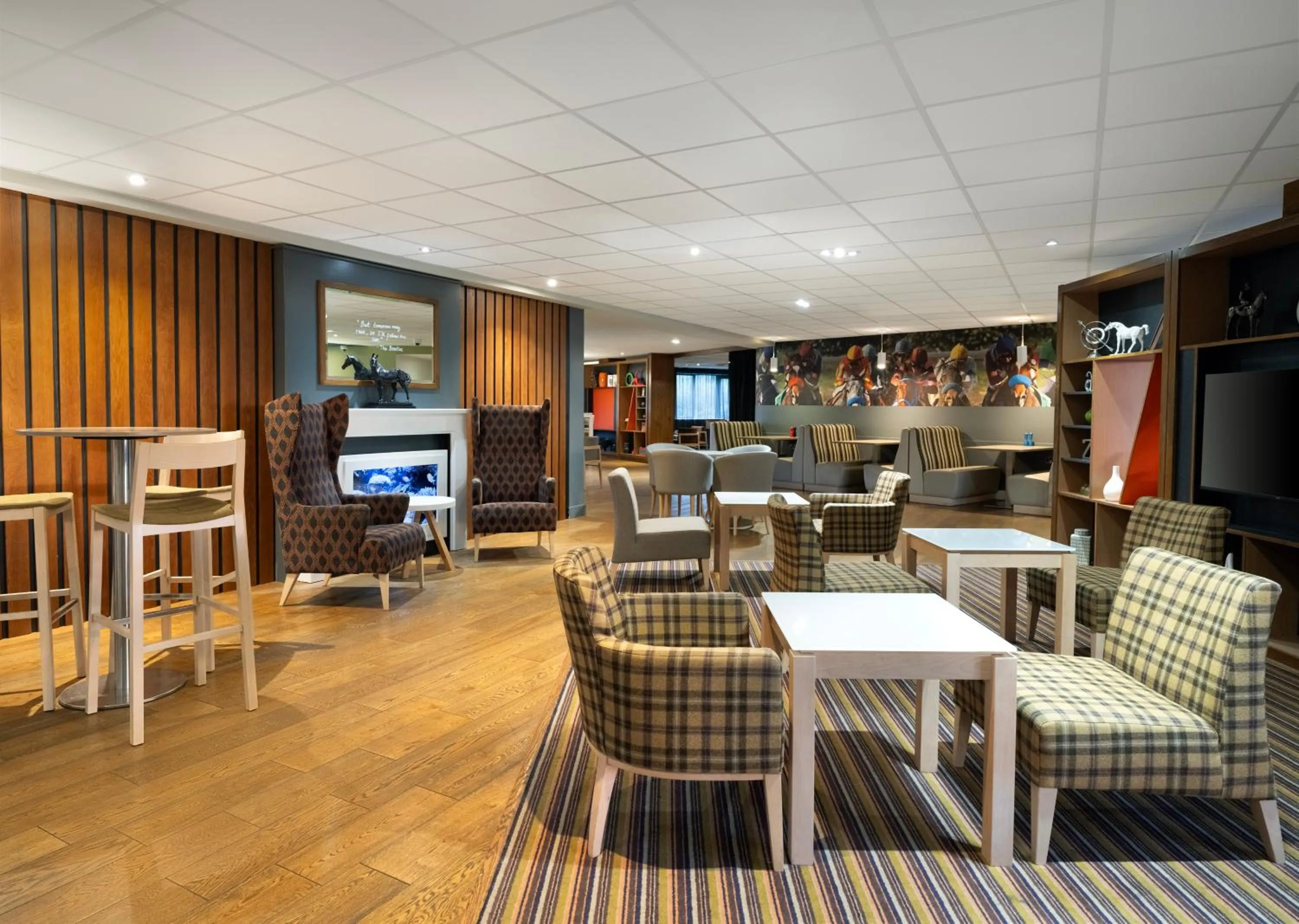 Lounge or bar in Holiday Inn Huntingdon Racecourse by IHG