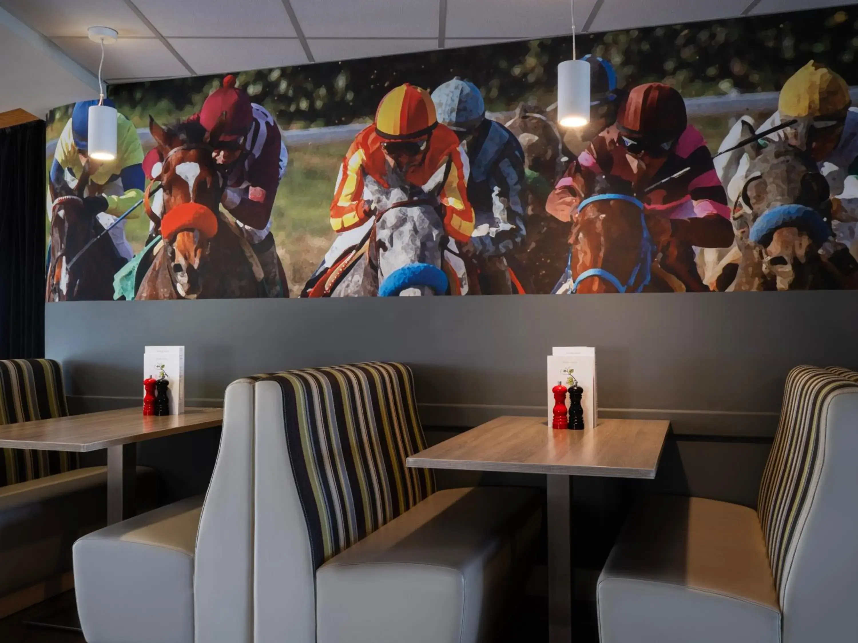 Lounge or bar in Holiday Inn Huntingdon Racecourse by IHG Lounge or bar in Holiday Inn Huntingdon Racecourse by IHG
