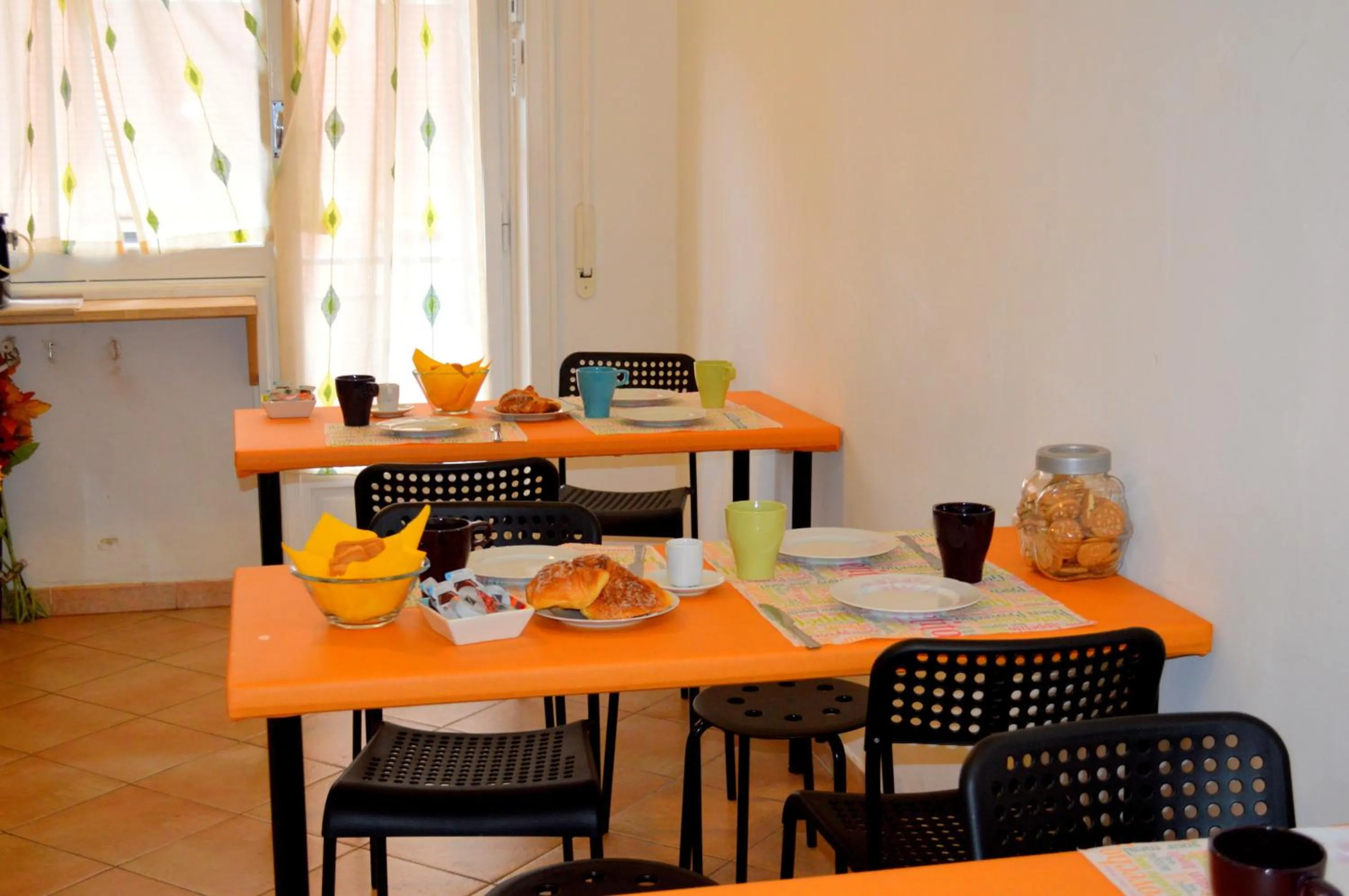 Communal kitchen in Check-Inn Rooms
