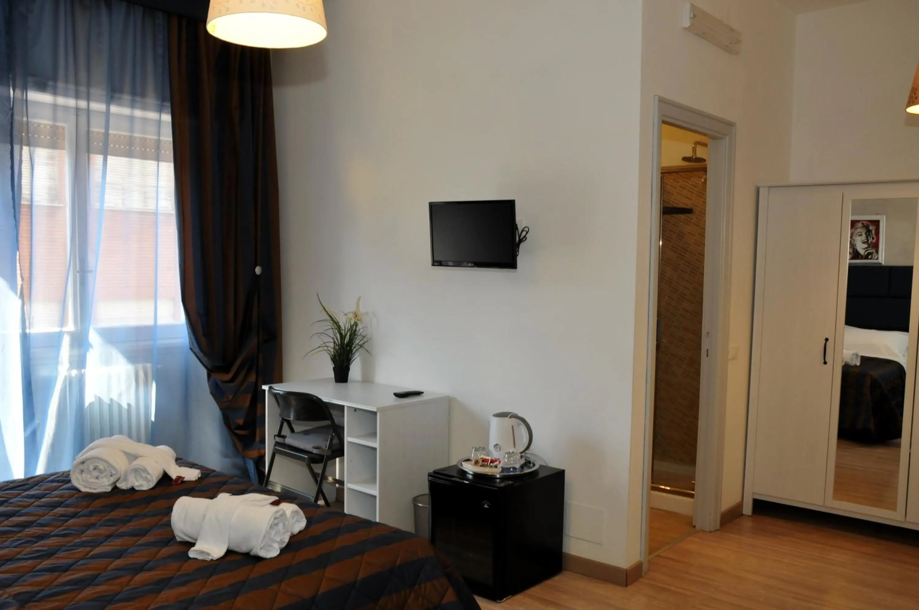 Seating area, Bed in Check-Inn Rooms