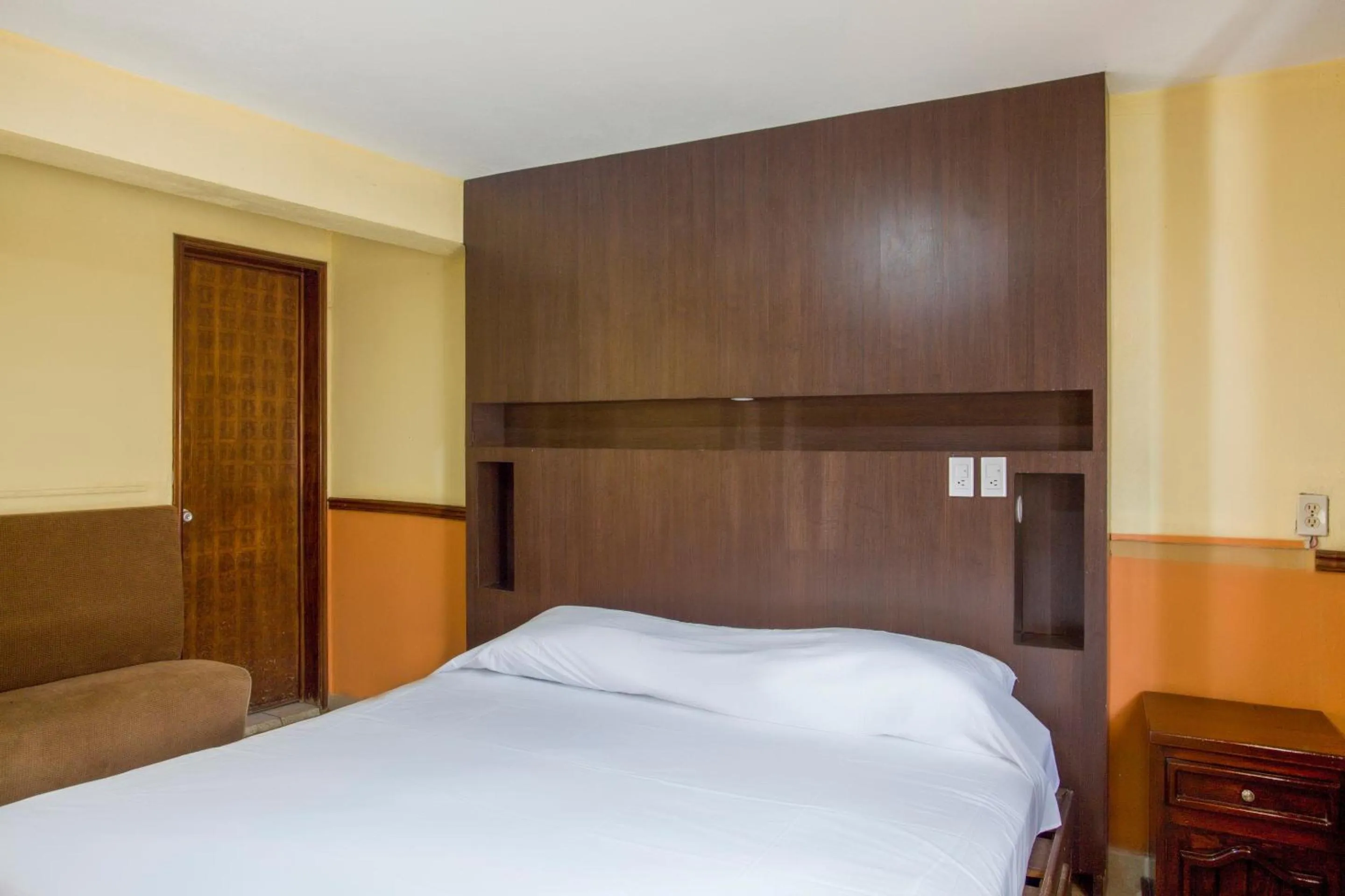 Bedroom, Bed in OYO Hotel San Agustin