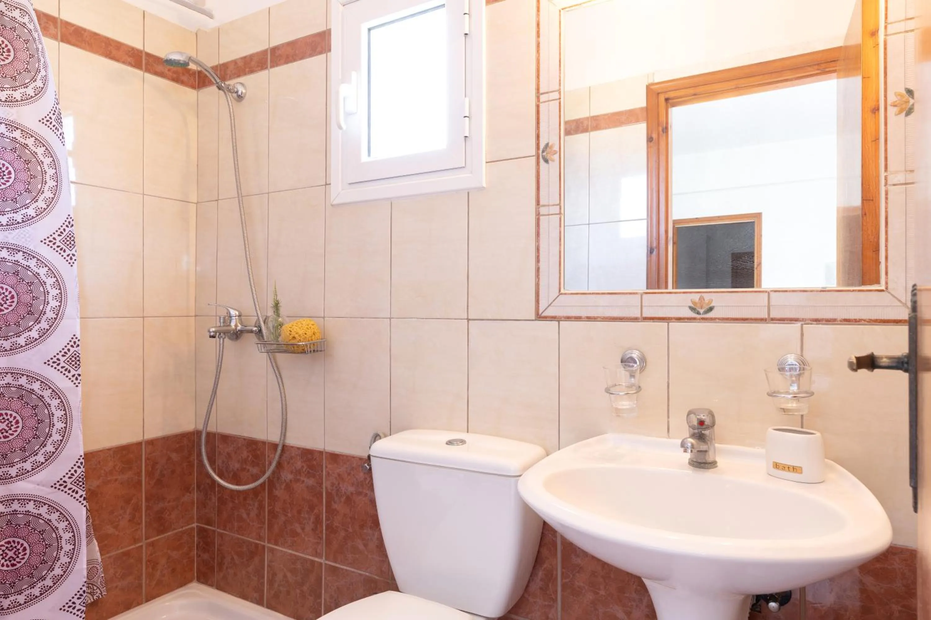 Shower in Dora Pool Studios by Konnect,150m from the Beach