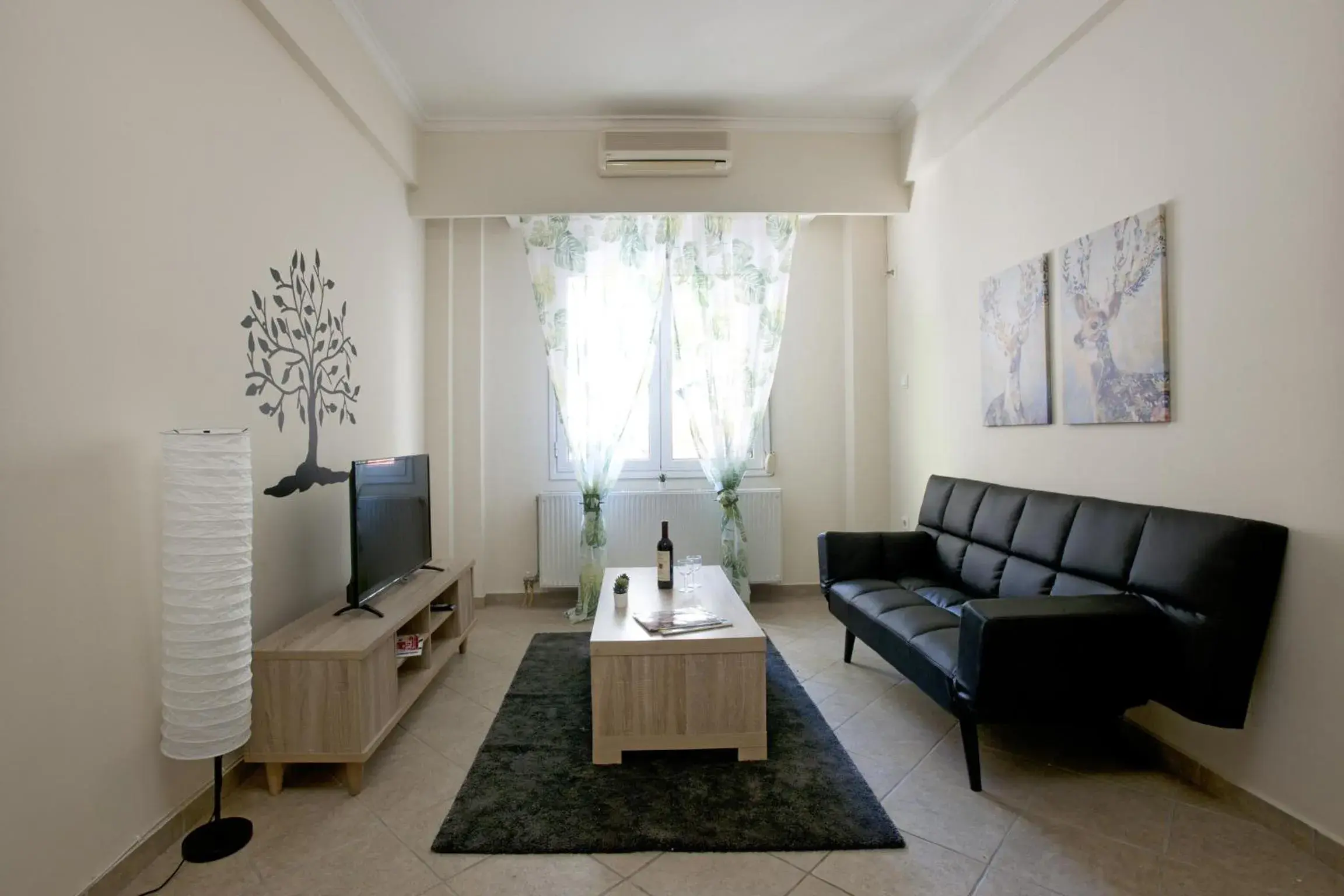 Comfortable apartment at the foot of the Odeon of Herodes Atticus Comfortable apartment at the foot of the Odeon of Herodes Atticus