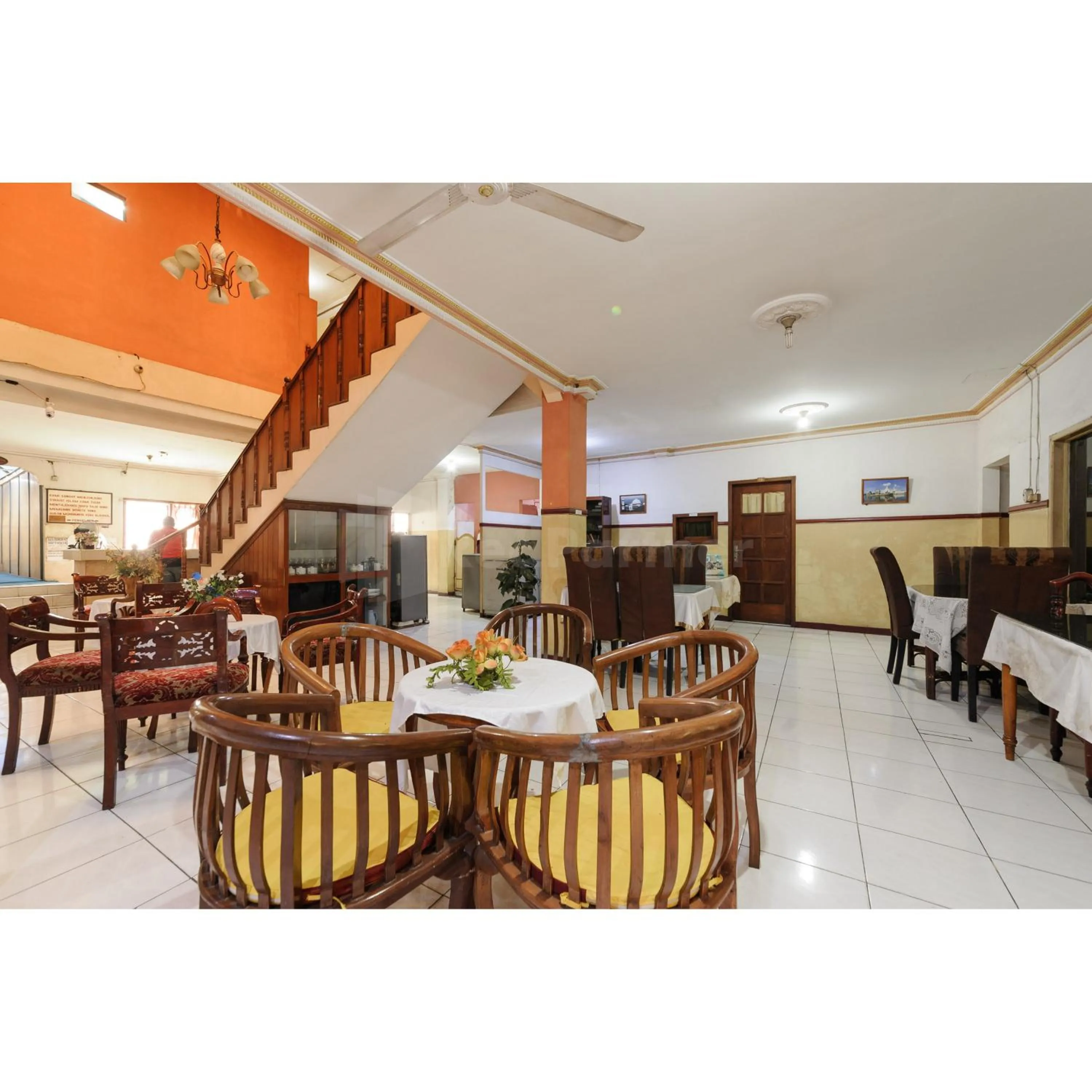 Seating area in Hotel Al Hakim Syariah Redpartner