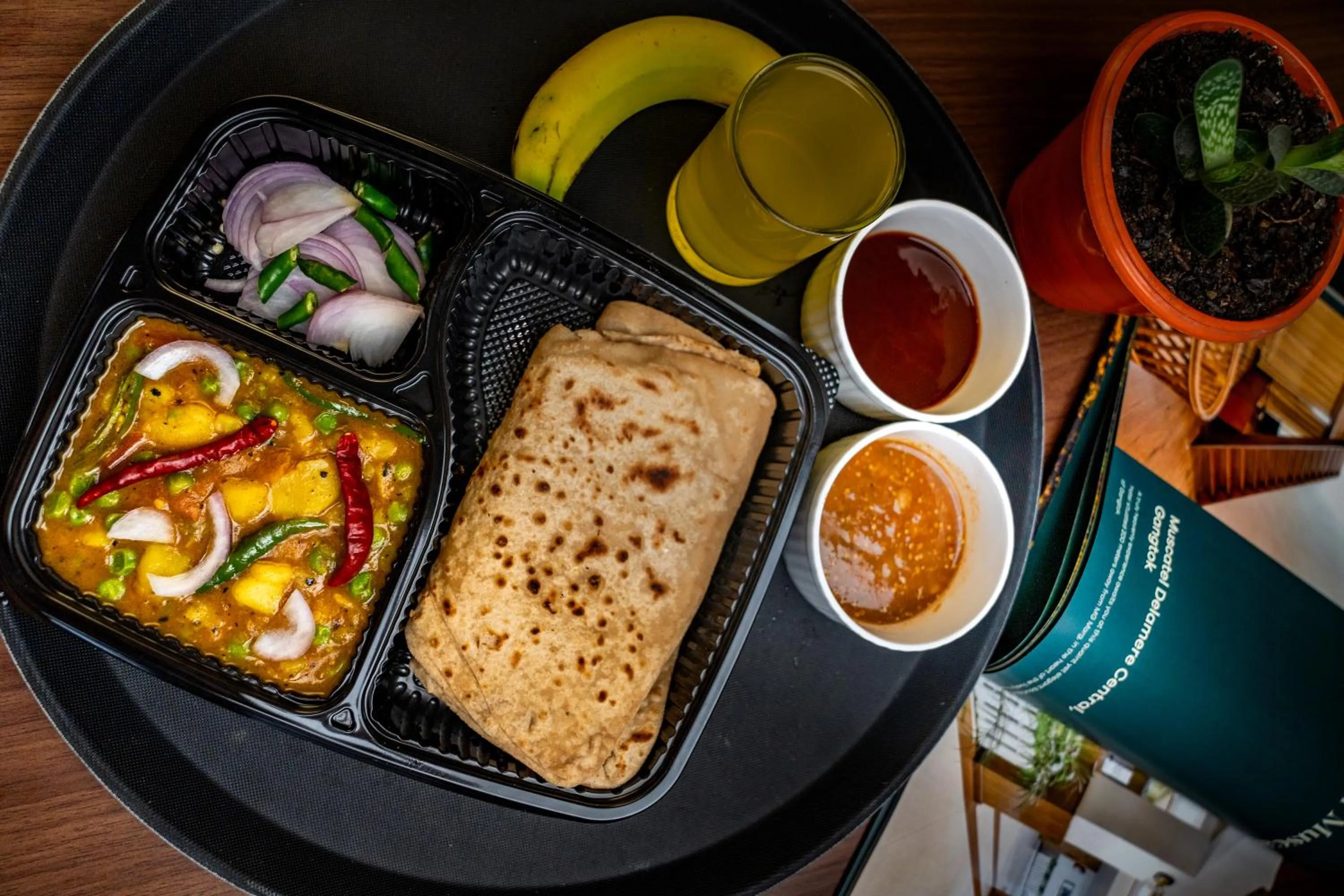 Breakfast in Muscatel Grand Silkroute - 300 Mts from MG Marg