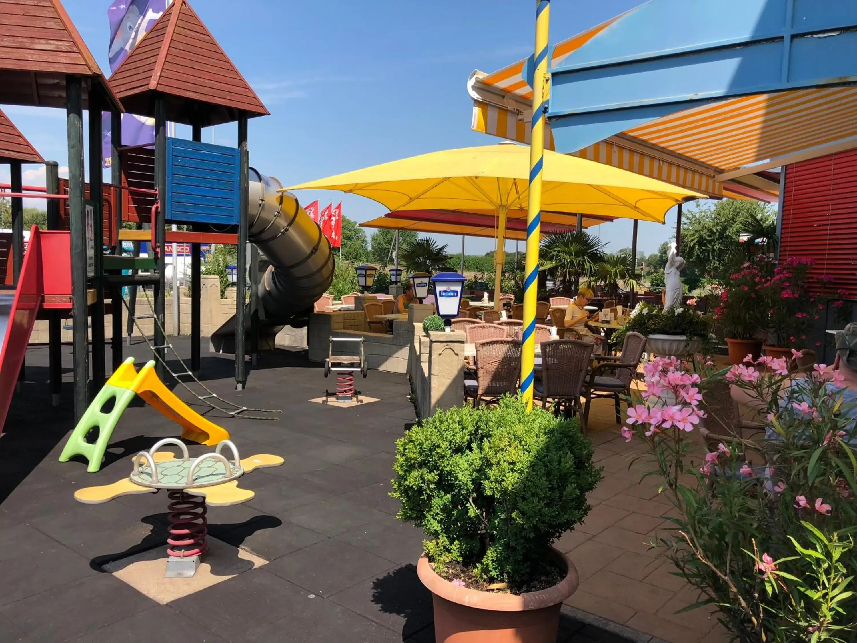 Restaurant/places to eat in Highway Hotel Restaurant/places to eat in Highway Hotel