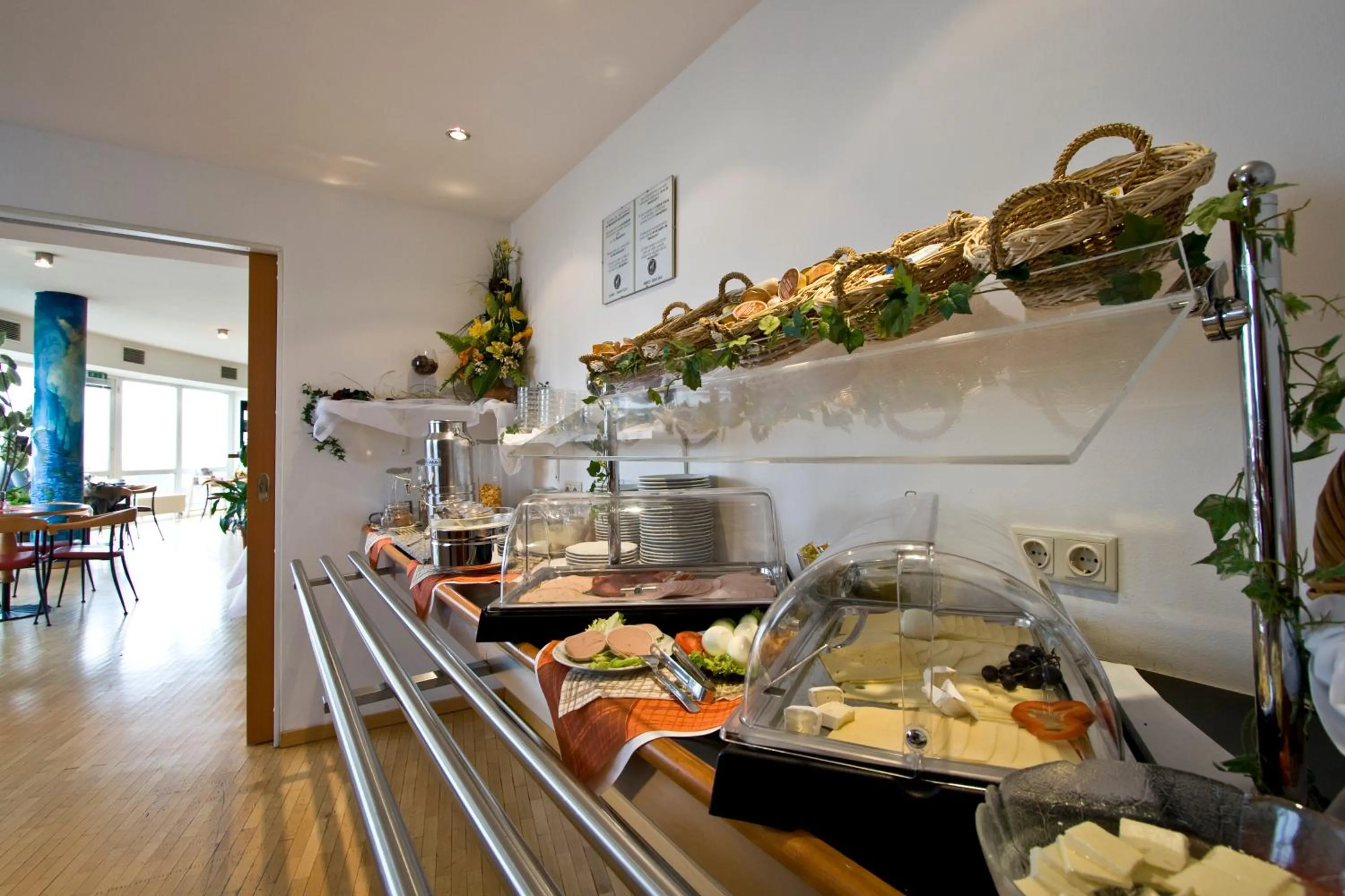 Food and drinks in Highway Hotel