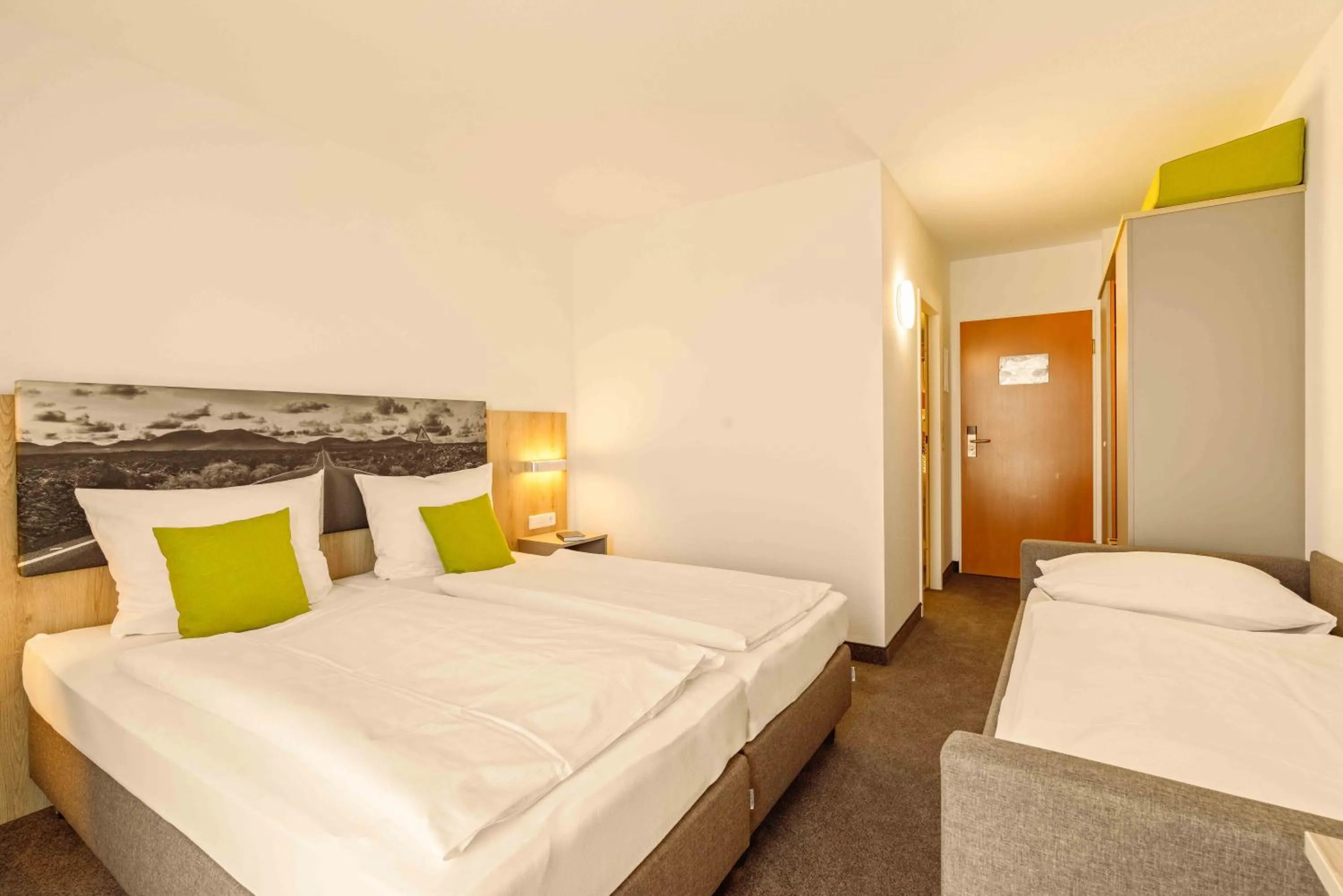 Photo of the whole room, Bed in Highway Hotel