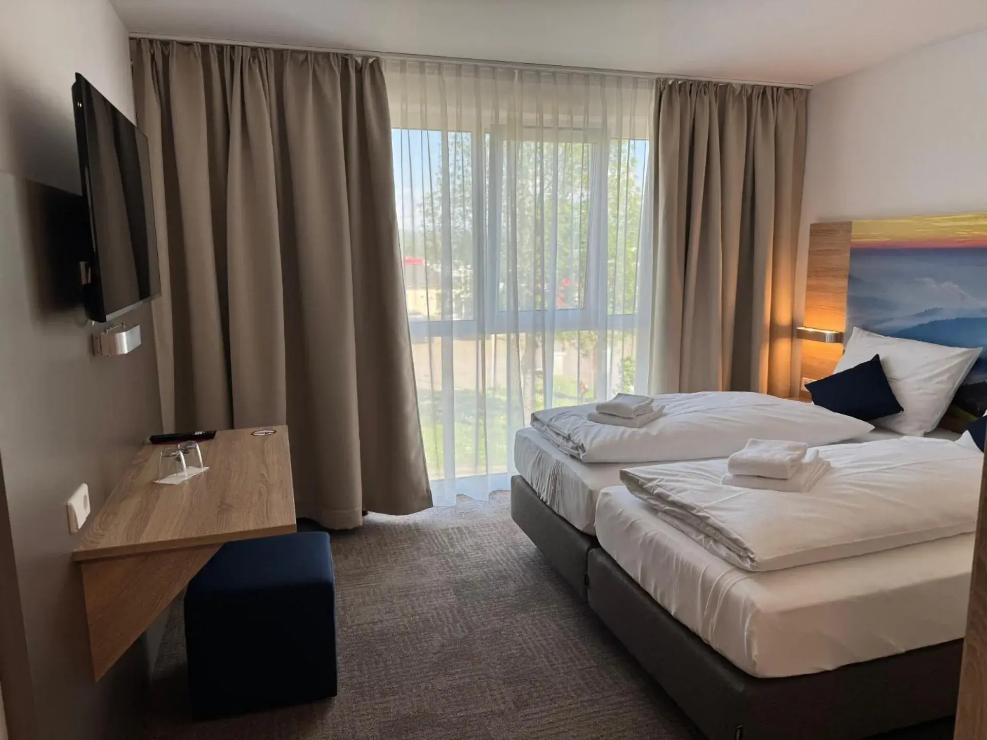 TV and multimedia, Bed in Highway Hotel TV and multimedia, Bed in Highway Hotel