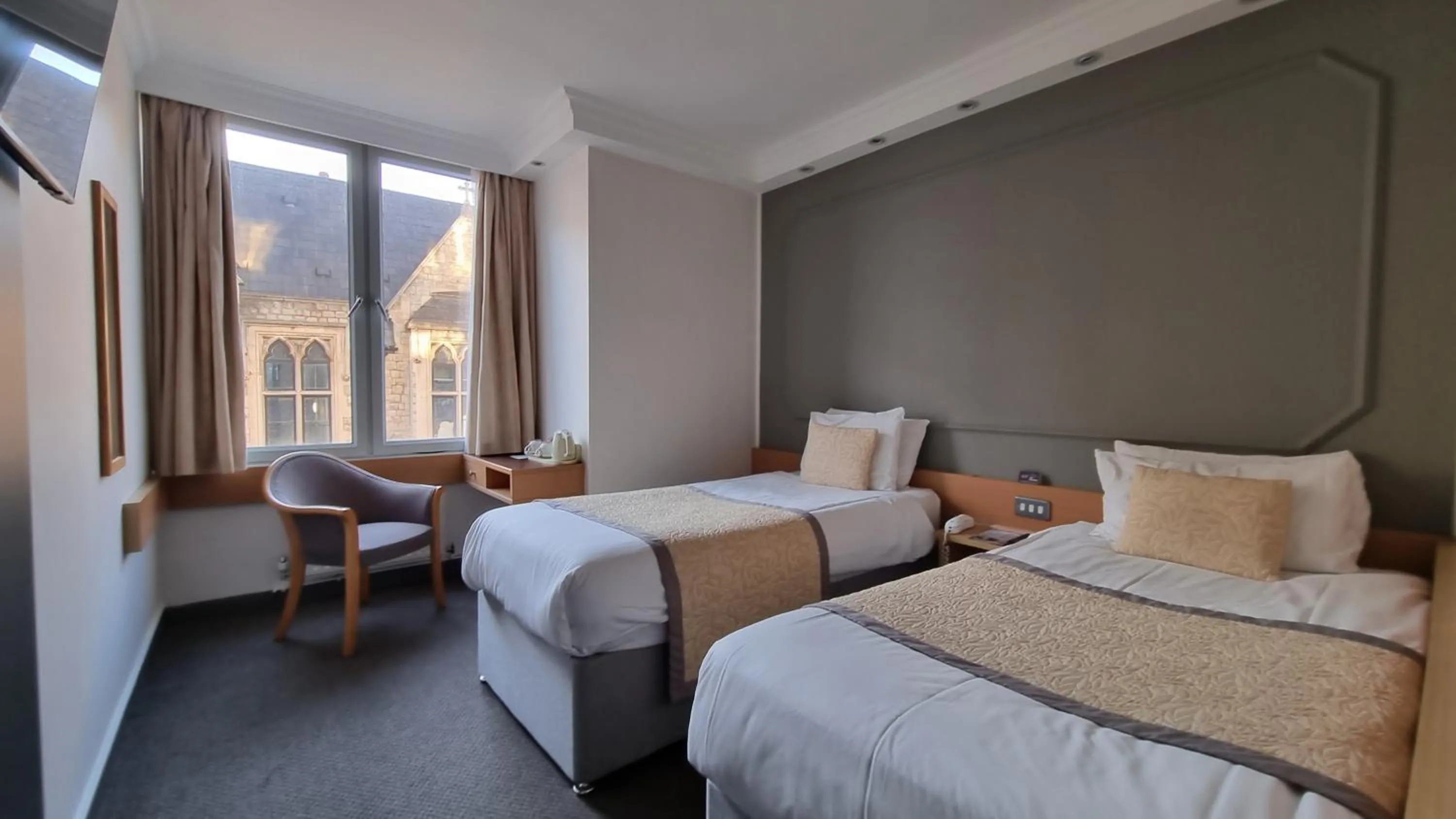 Photo of the whole room, Bed in Lancaster Hall Hotel