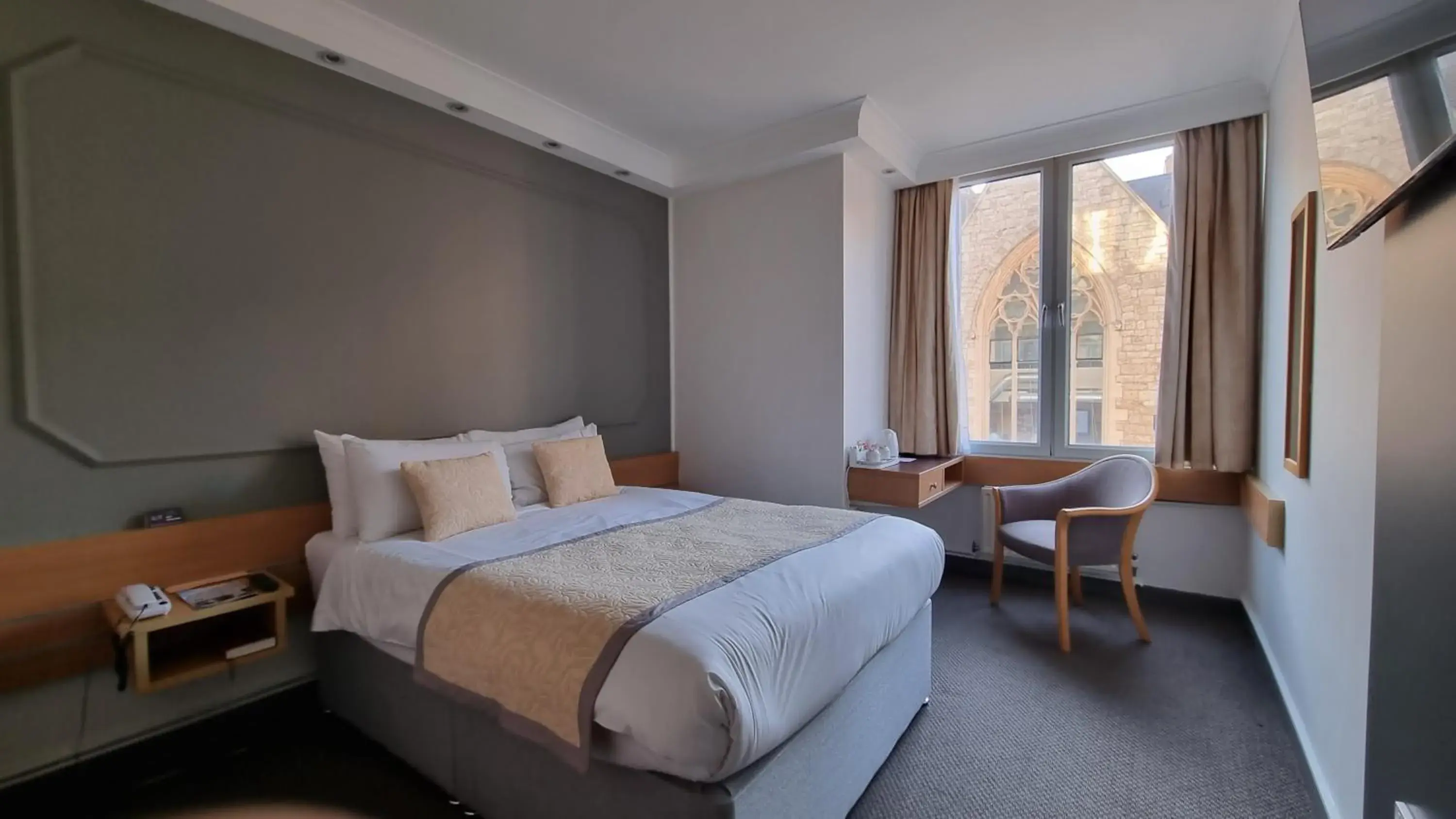 Bed in Lancaster Hall Hotel Bed in Lancaster Hall Hotel