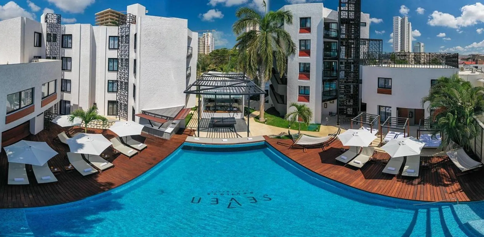 Swimming pool in Seven Boutique Apartments Cancún