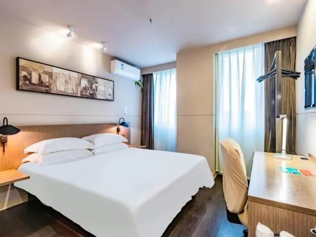 Bed in Jinjiang Inn Select Hangzhou Binjiang University Town Puyan Metro Station