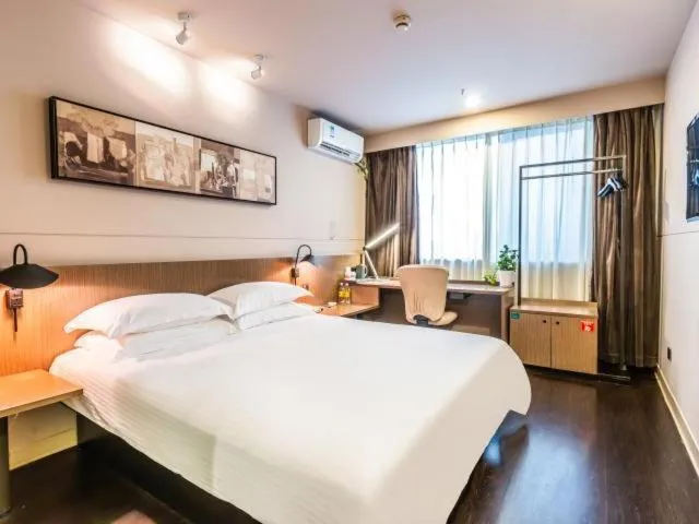 Bed in Jinjiang Inn Select Hangzhou Binjiang University Town Puyan Metro Station