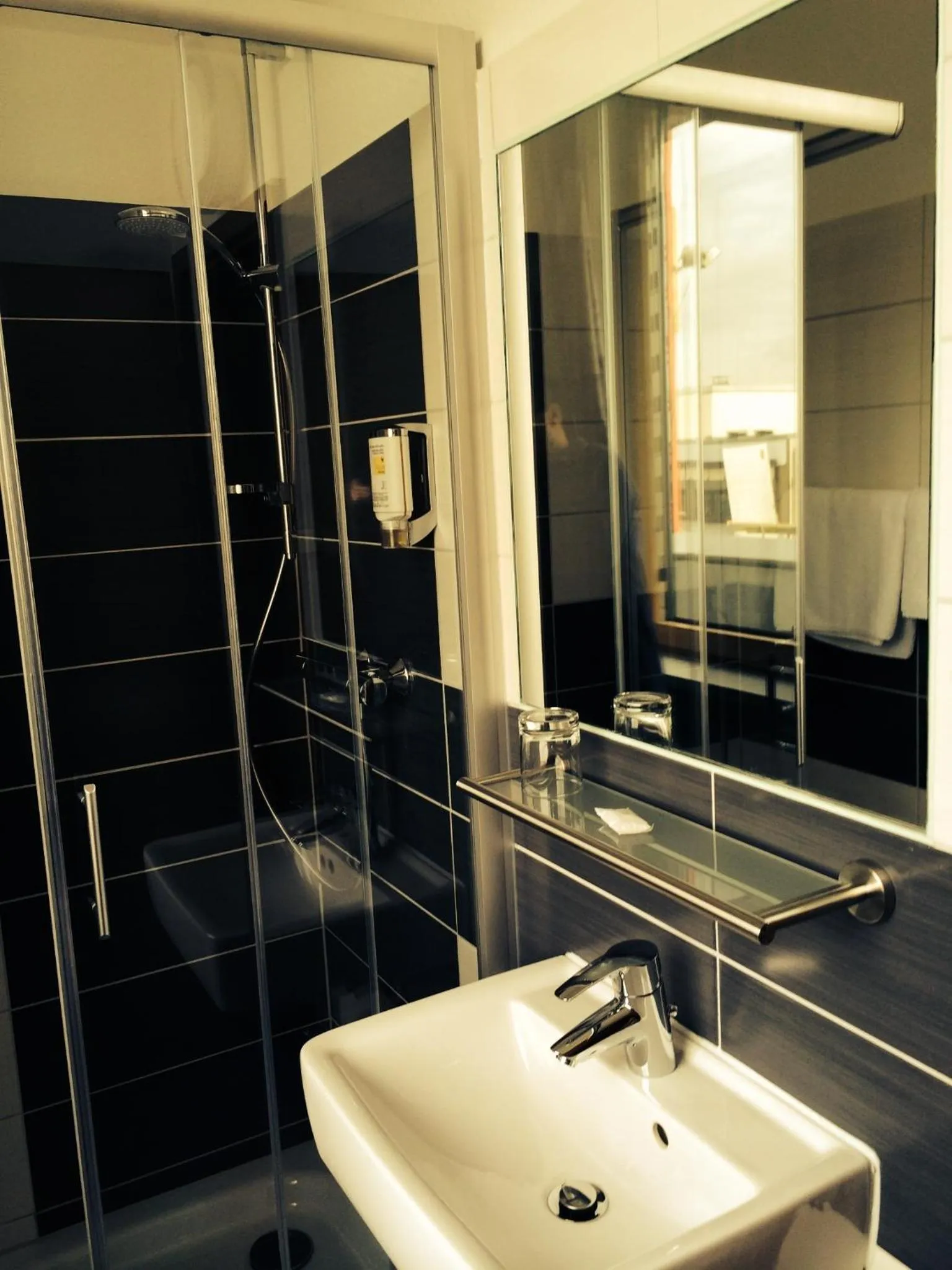 Bathroom in Hotel Stadt Hamburg am Fluss Saarbrücken