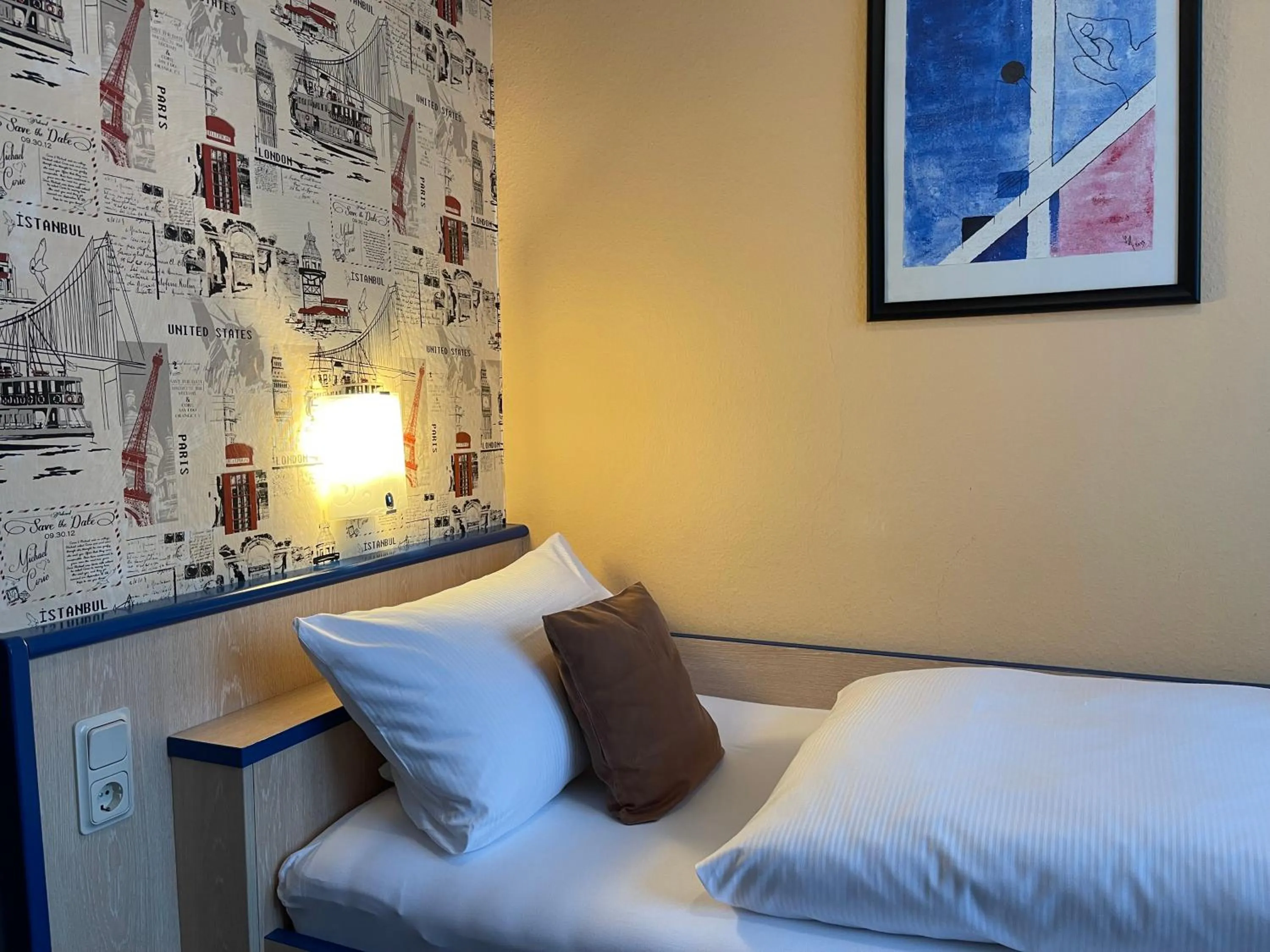 Bed in Hotel Stadt Hamburg am Fluss Saarbrücken